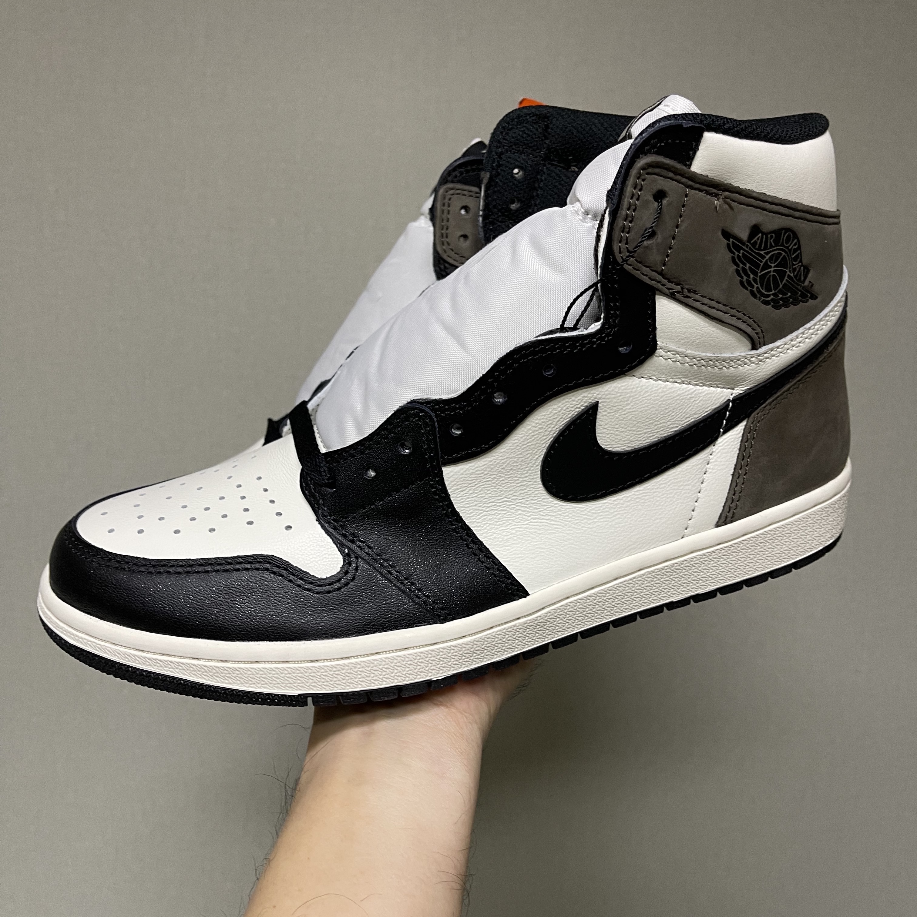 Jordan 1 Retro High OG Black Mocha 착용 스타일 - 4