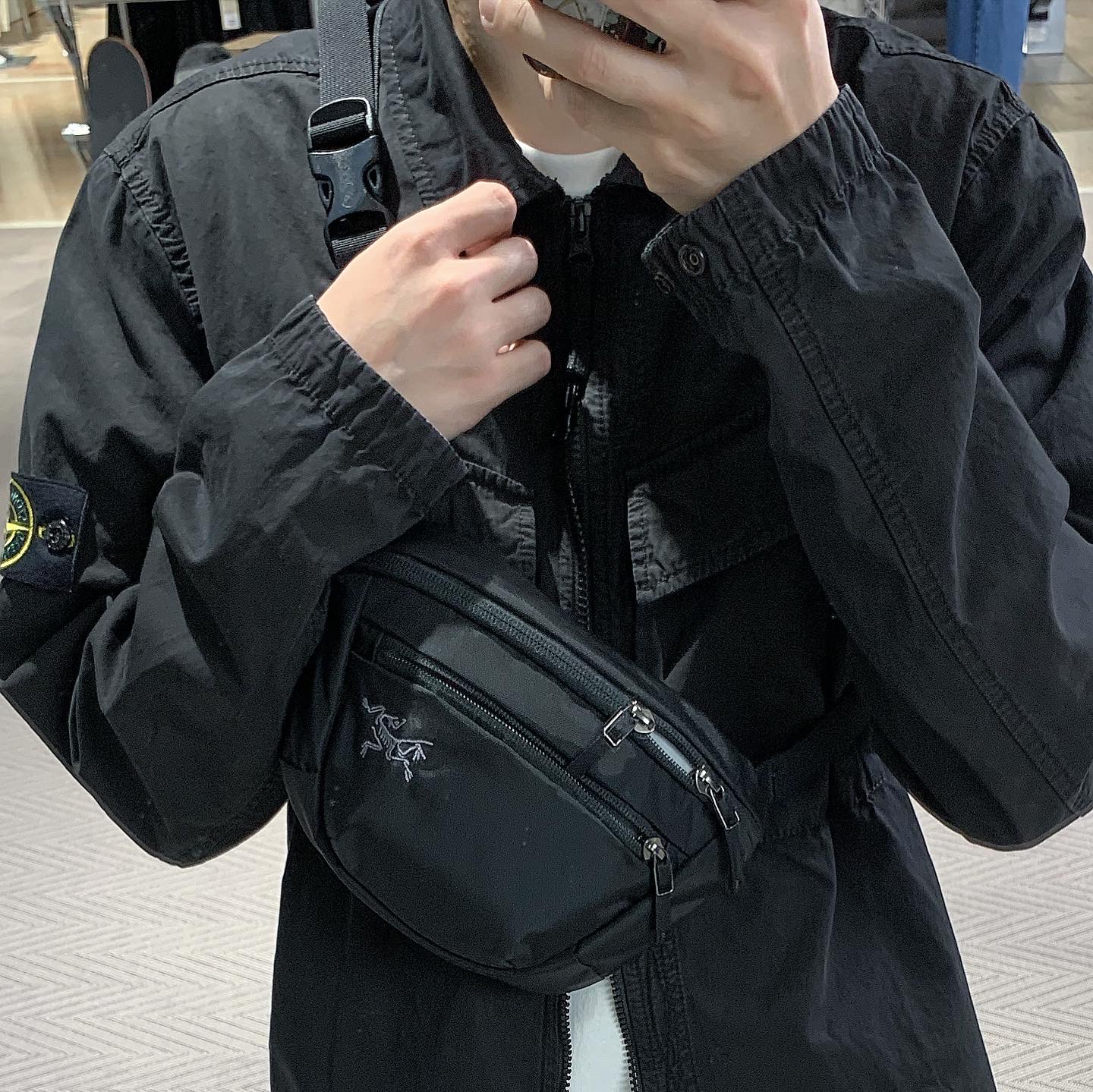 Stone Island 101WN Brushed Cotton Canvas T.CO+OLD Overshirt Black - 22FW, Arc'teryx Mantis 2 Waistpack Black 착용 스타일 - 3