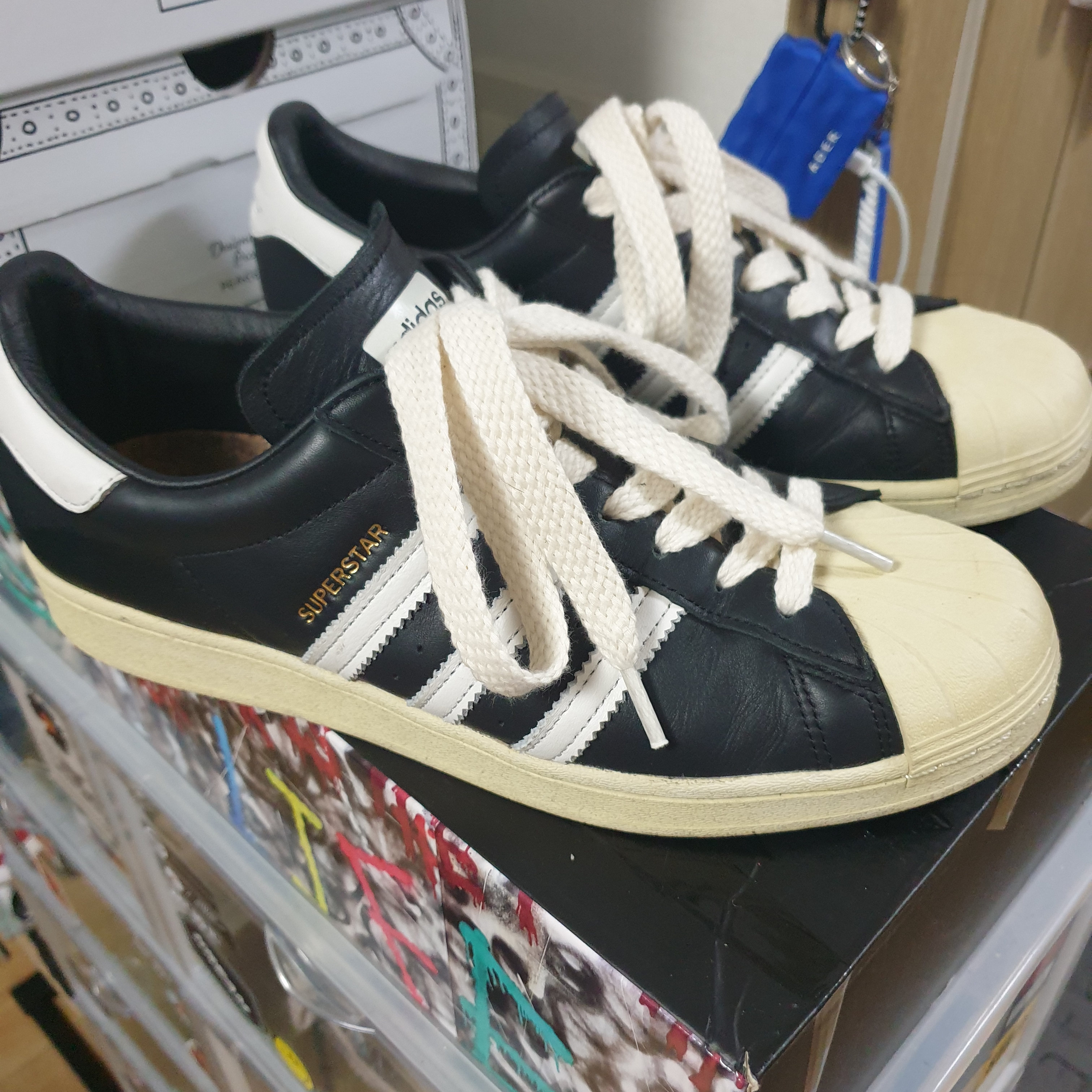 Adidas Superstar Premium Black White, Adidas Superstar Premium White Black 착용 스타일 - 2