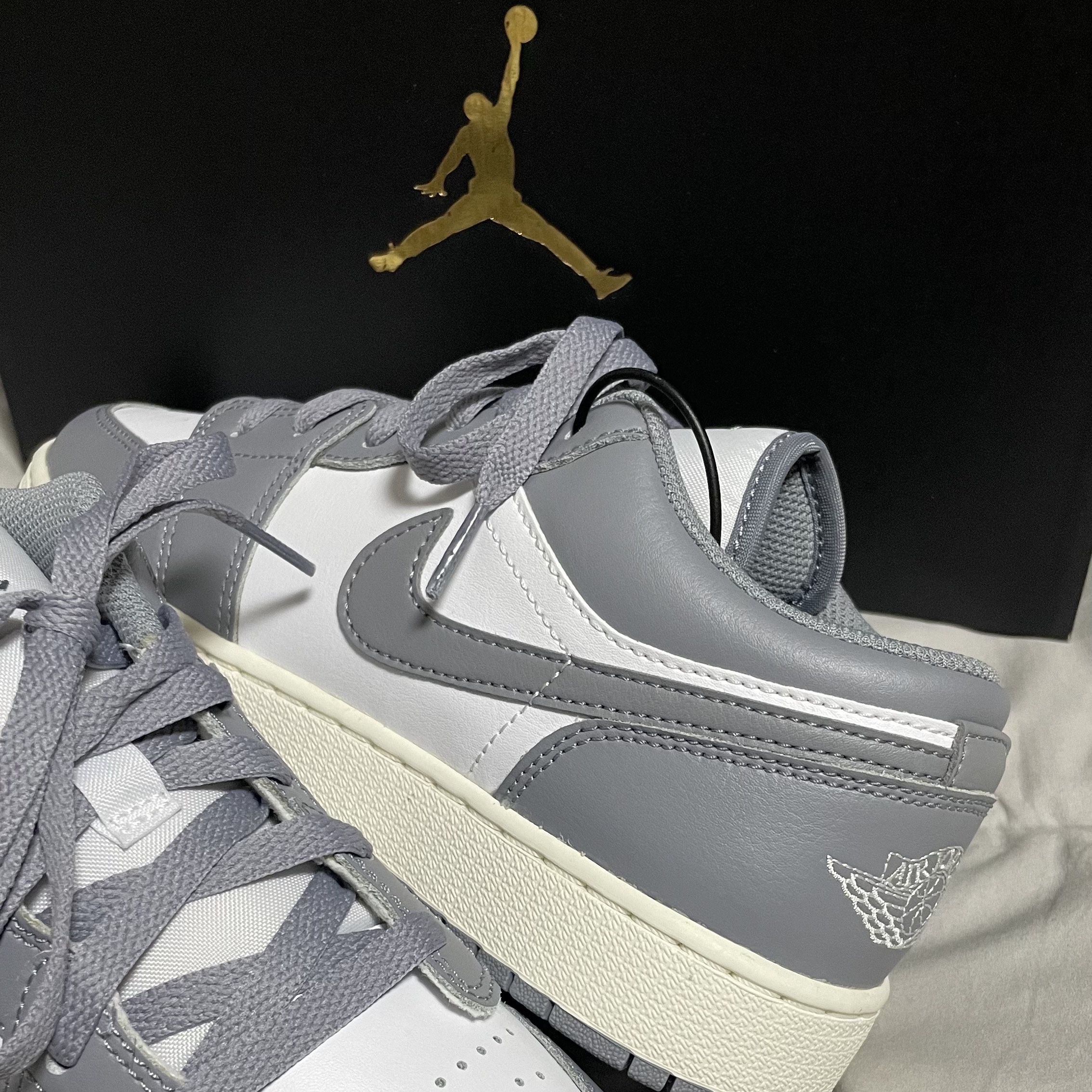 (GS) Jordan 1 Low Stealth and White 착용 스타일 - 1