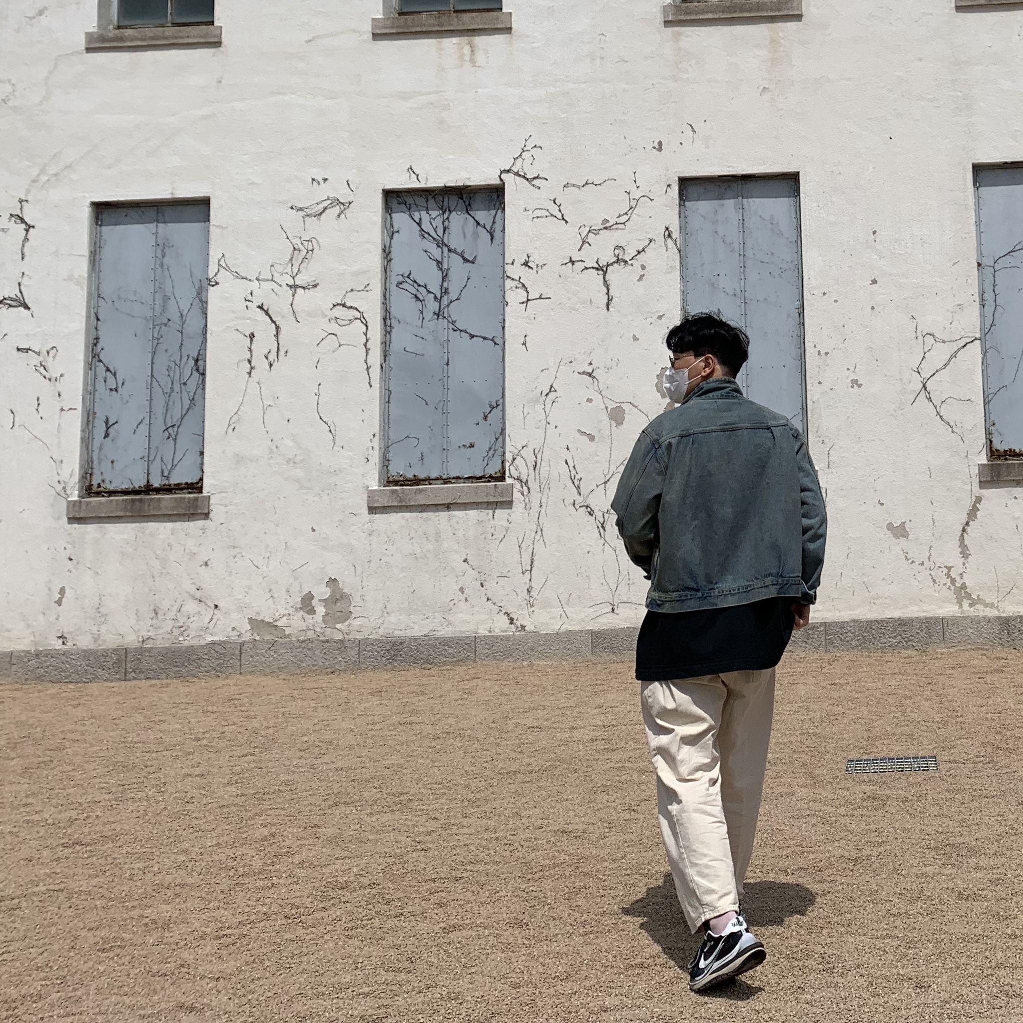 Nike x Sacai VaporWaffle Black White, Yeezy Gap Engineered By Balenciaga Dove Long Sleeve T-Shirt Washed Black 착용 스타일