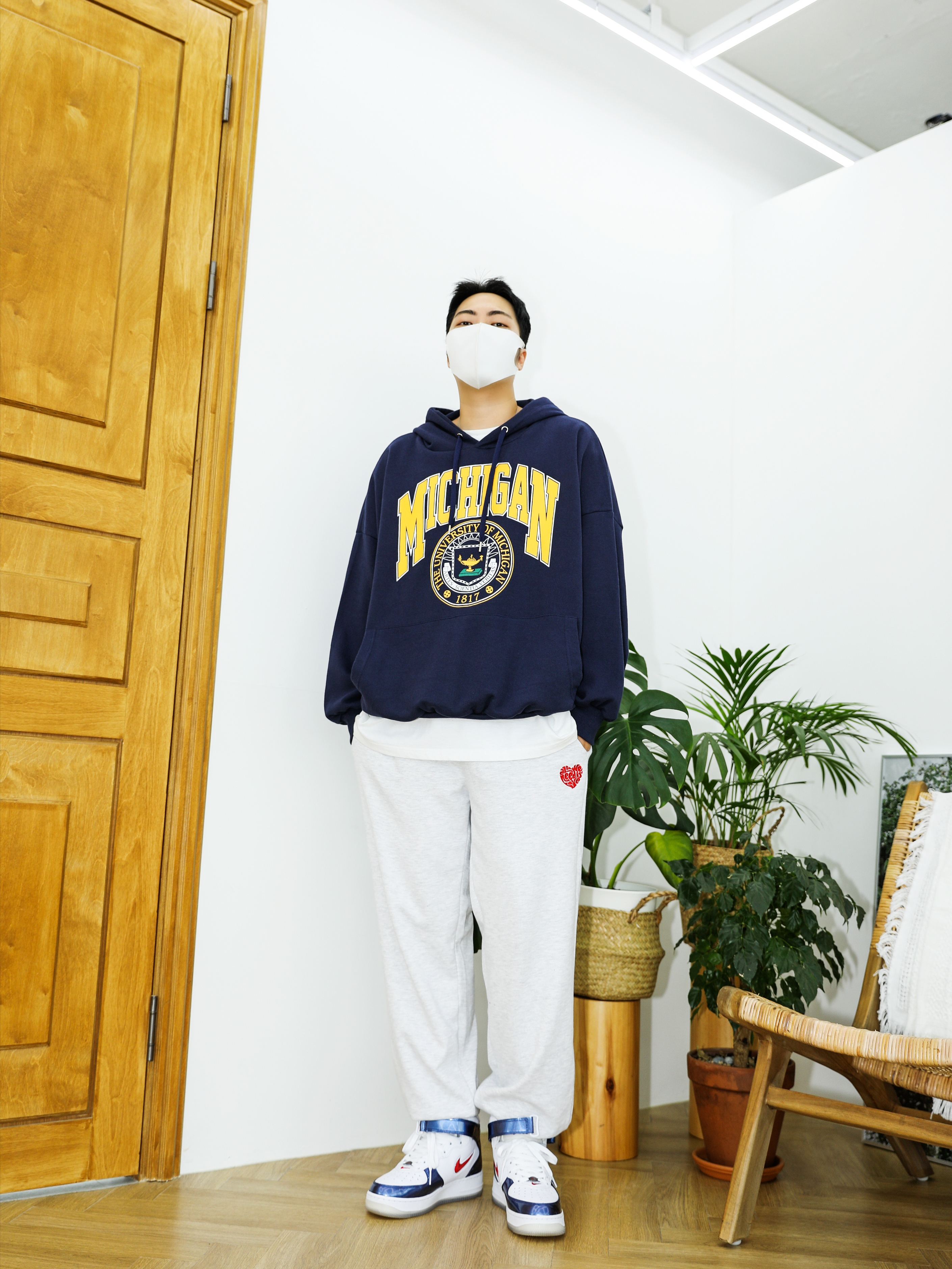 Nike Air Force 1 Mid QS University Red and Midnight Navy 착용 스타일 - 2