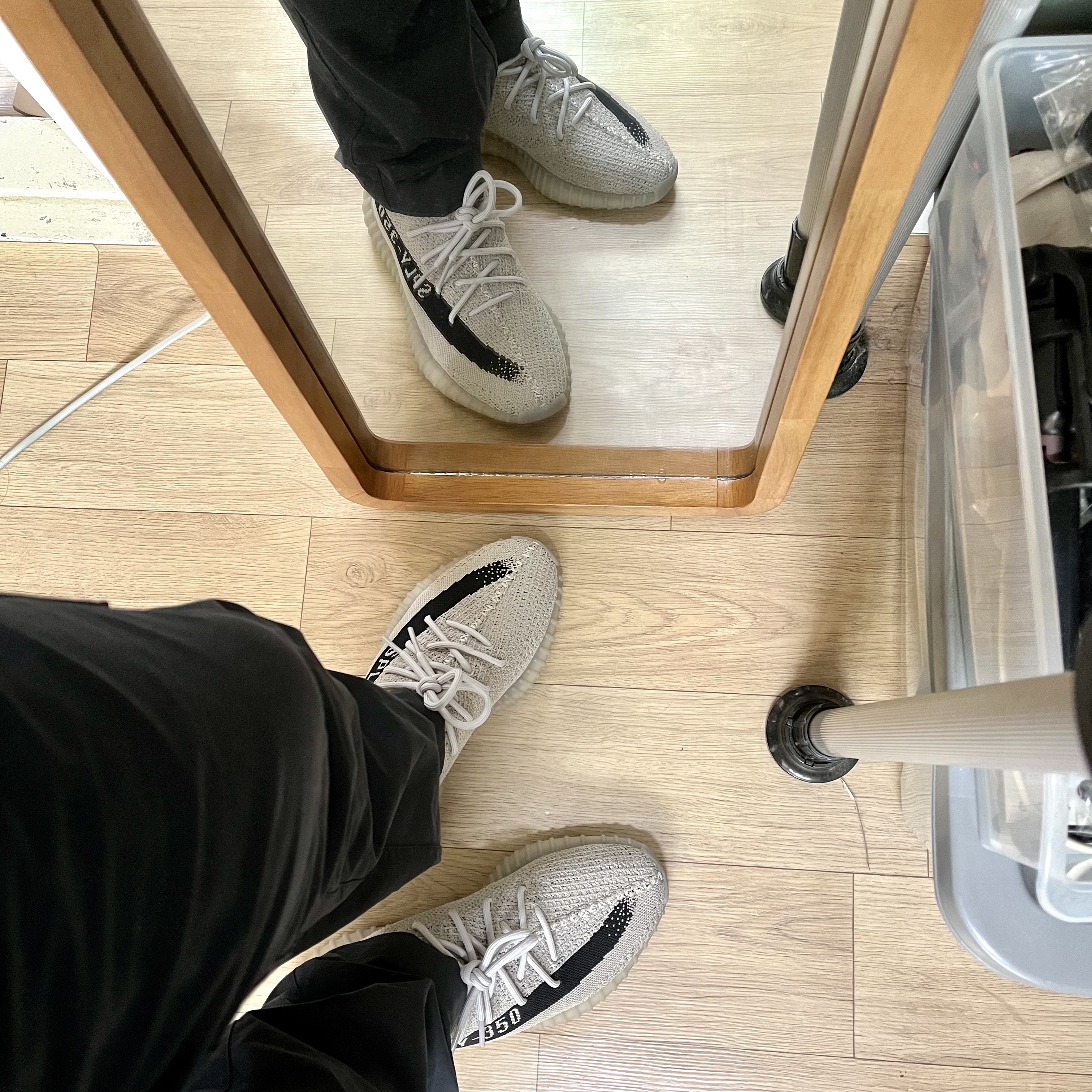 Adidas Yeezy Boost 350 V2 Slate Core Black 2022/2023 착용 스타일