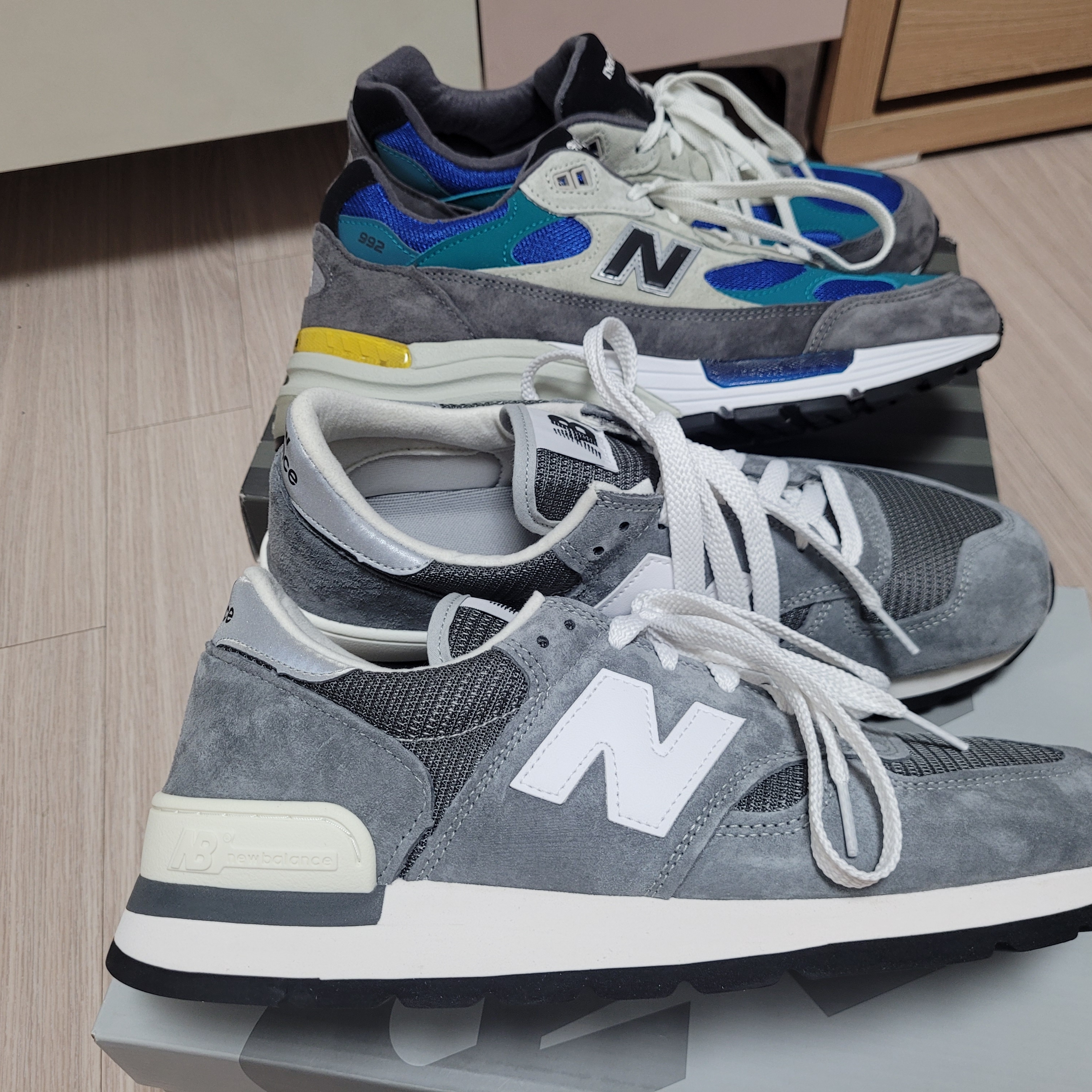 New Balance 990v1 Made in USA Grey White, New Balance x Billy's 992 Made in USA Grey Blue Teal 착용 스타일 - 2