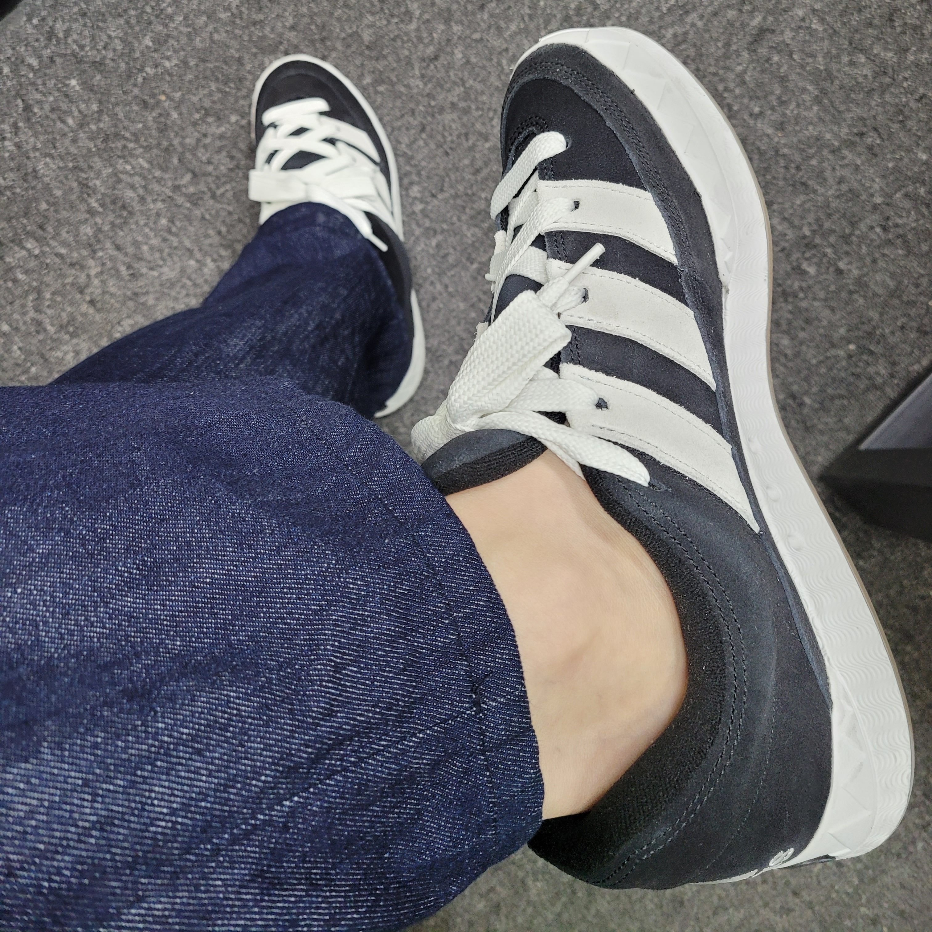 Adidas Adimatic Core Black 착용 스타일 - 2