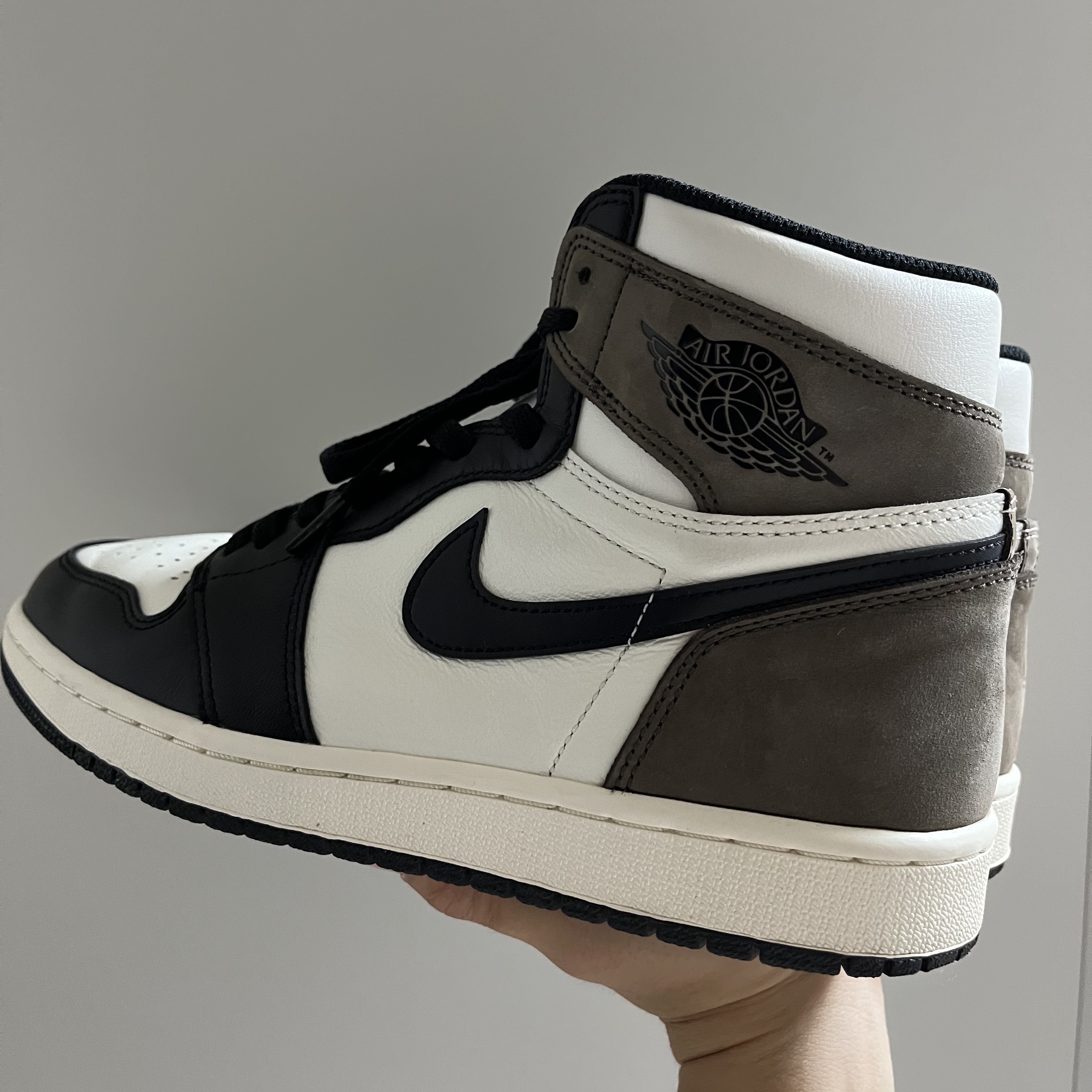 Jordan 1 Retro High OG Black Mocha 착용 스타일 - 3