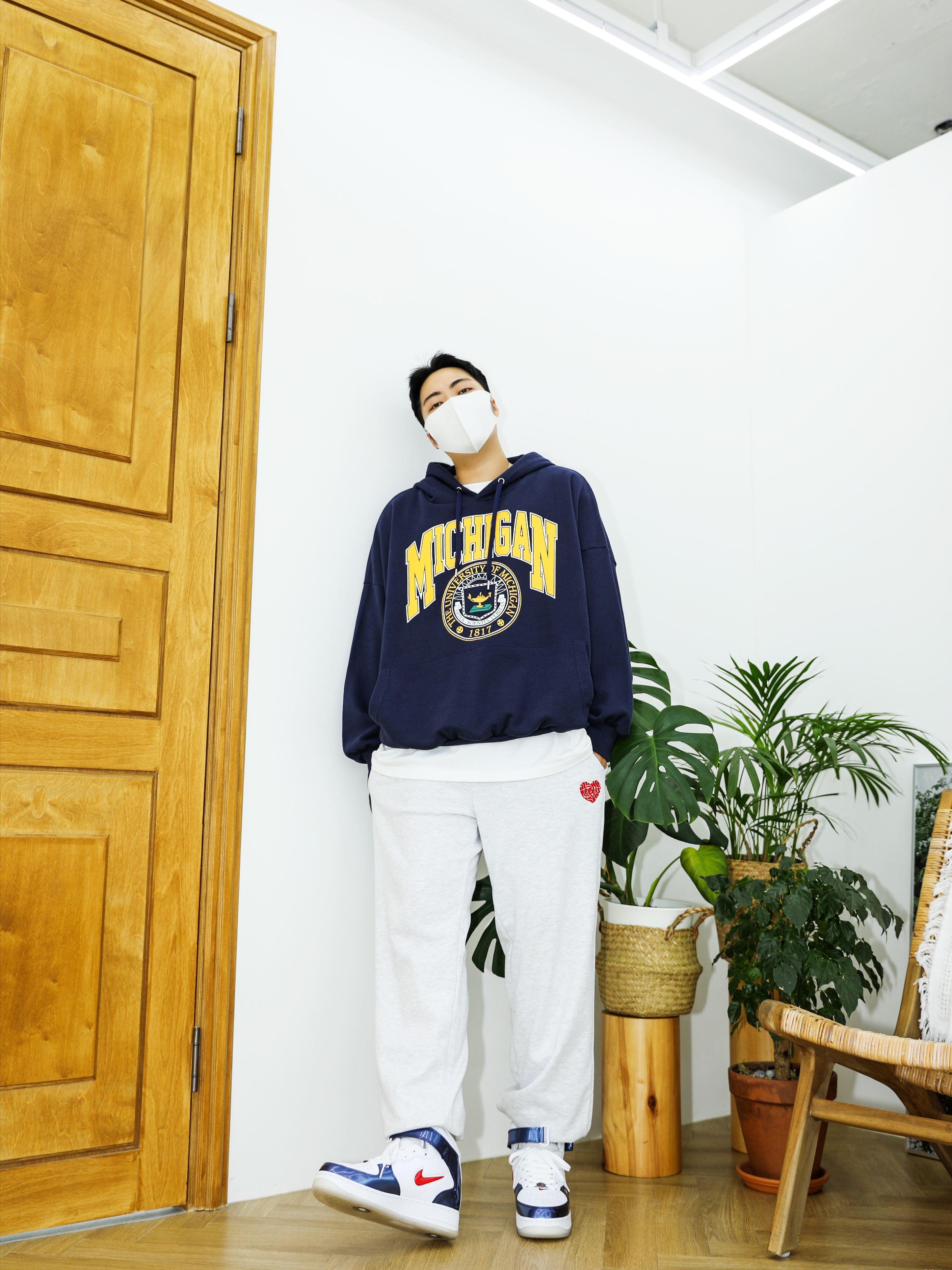 Nike Air Force 1 Mid QS University Red and Midnight Navy 착용 스타일 - 1