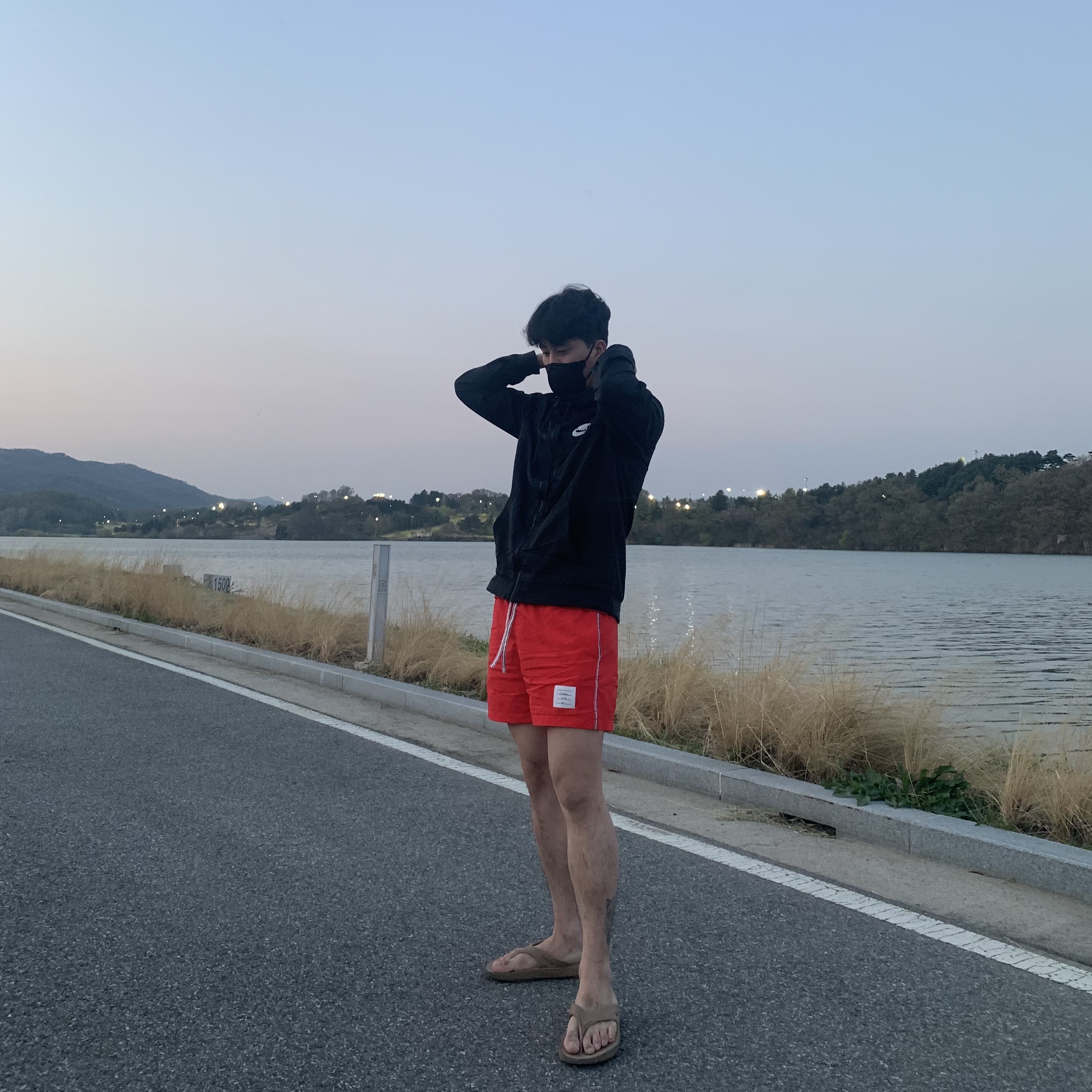 (W) Thom Browne University Stripe Cotton Tweed Engineered Stripe Mid Thigh Shorts Light Grey 착용 스타일