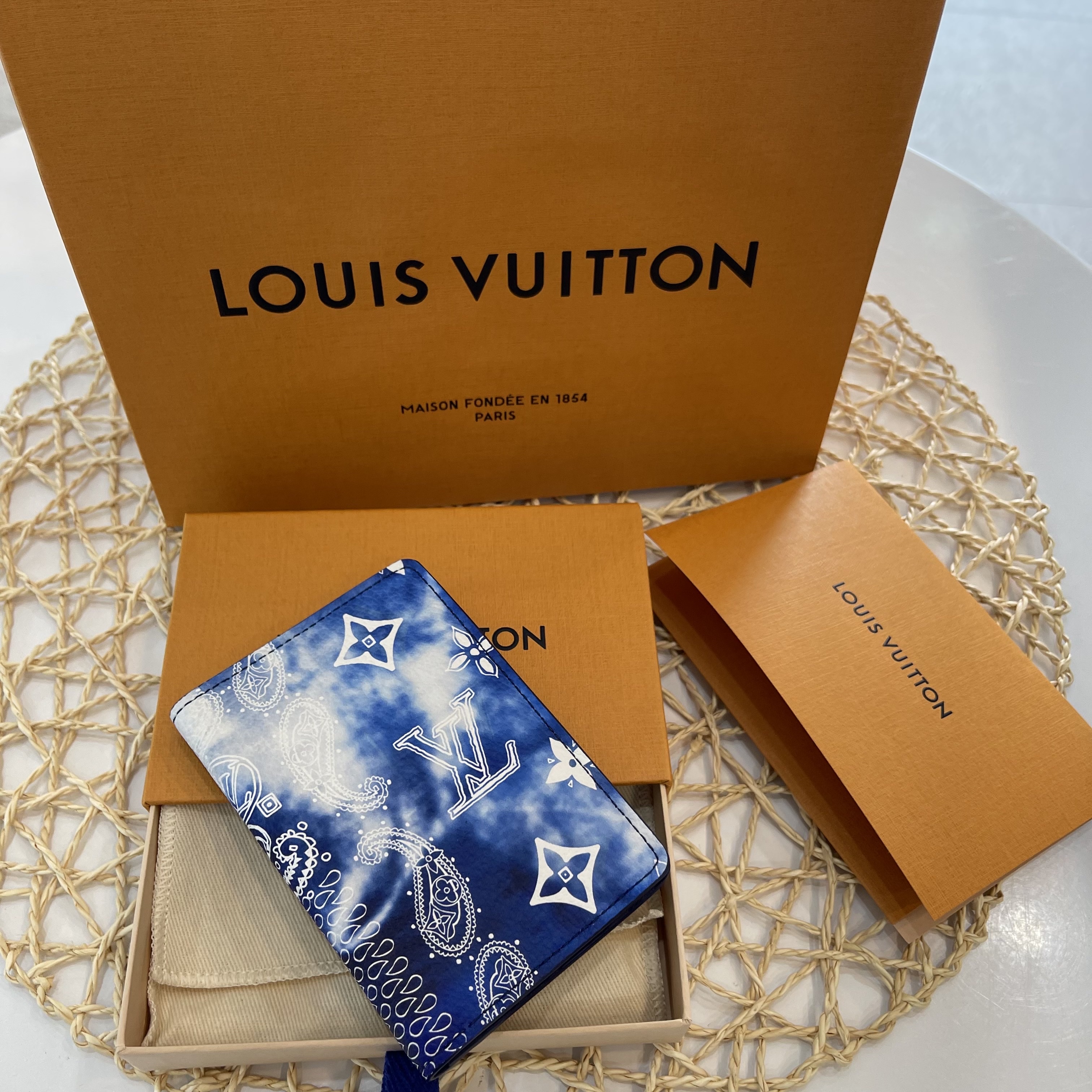 Louis Vuitton Monogram Bandana Pocket Organizer Blue 착용 스타일 - 2