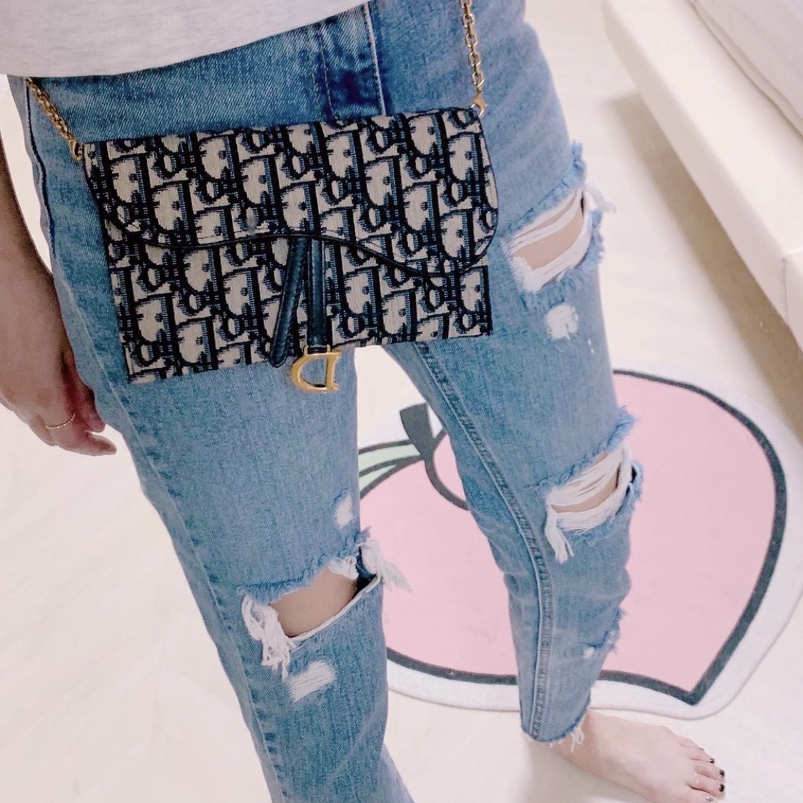 Dior Saddle Wallet Blue Dior Oblique Jacquard 착용 스타일