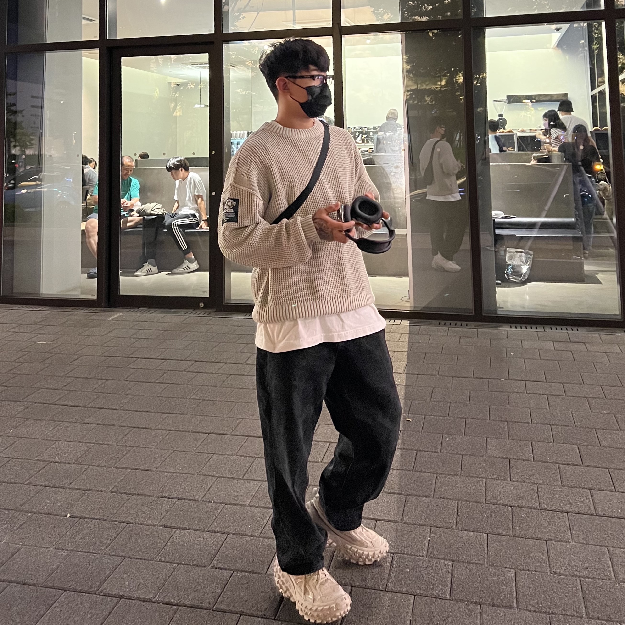 Apple AirPods Max Lightning Space Gray (Korean Ver.), Balenciaga Defender Sneakers Beige 착용 스타일
