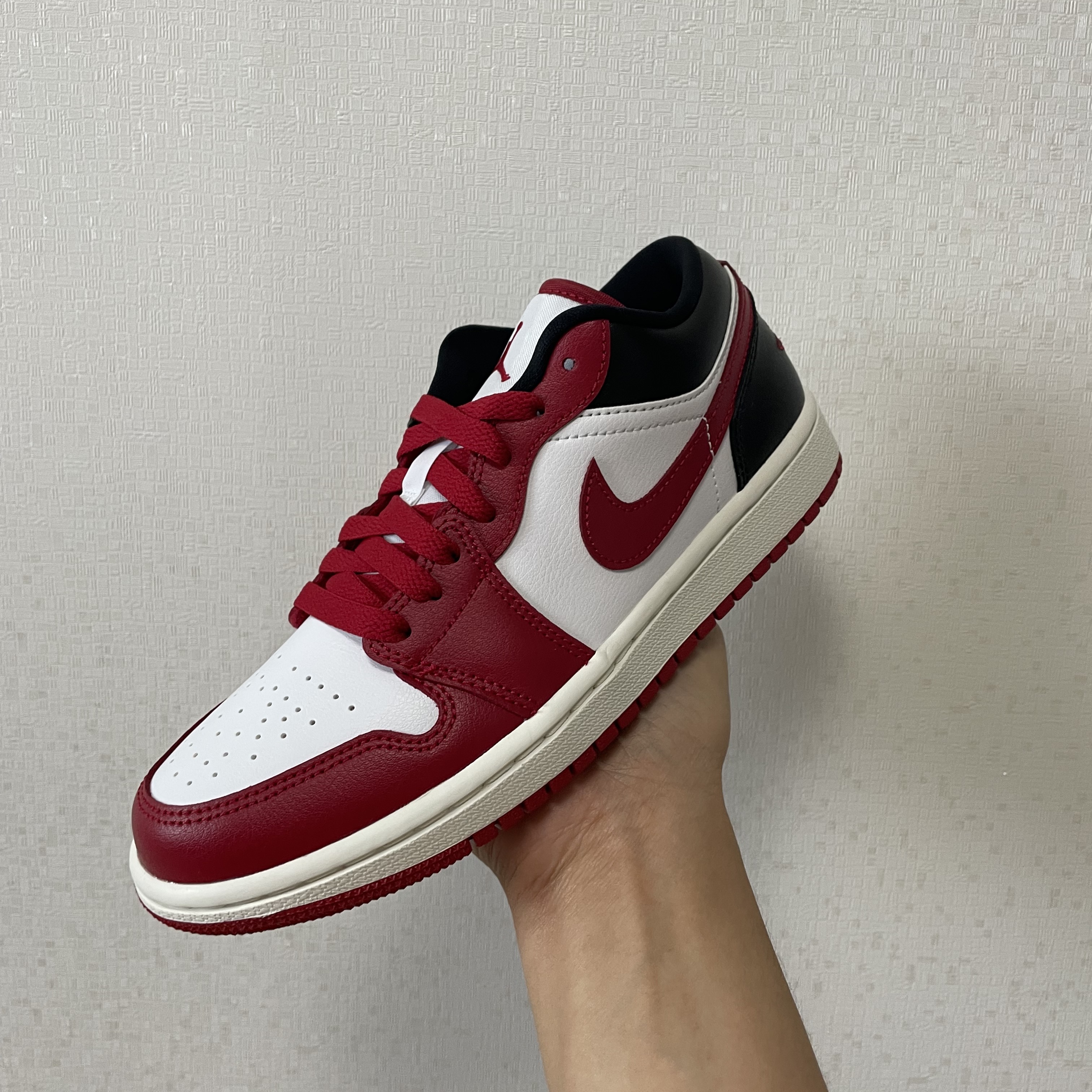 (W) Jordan 1 Low White Gym Red 착용 스타일 - 1