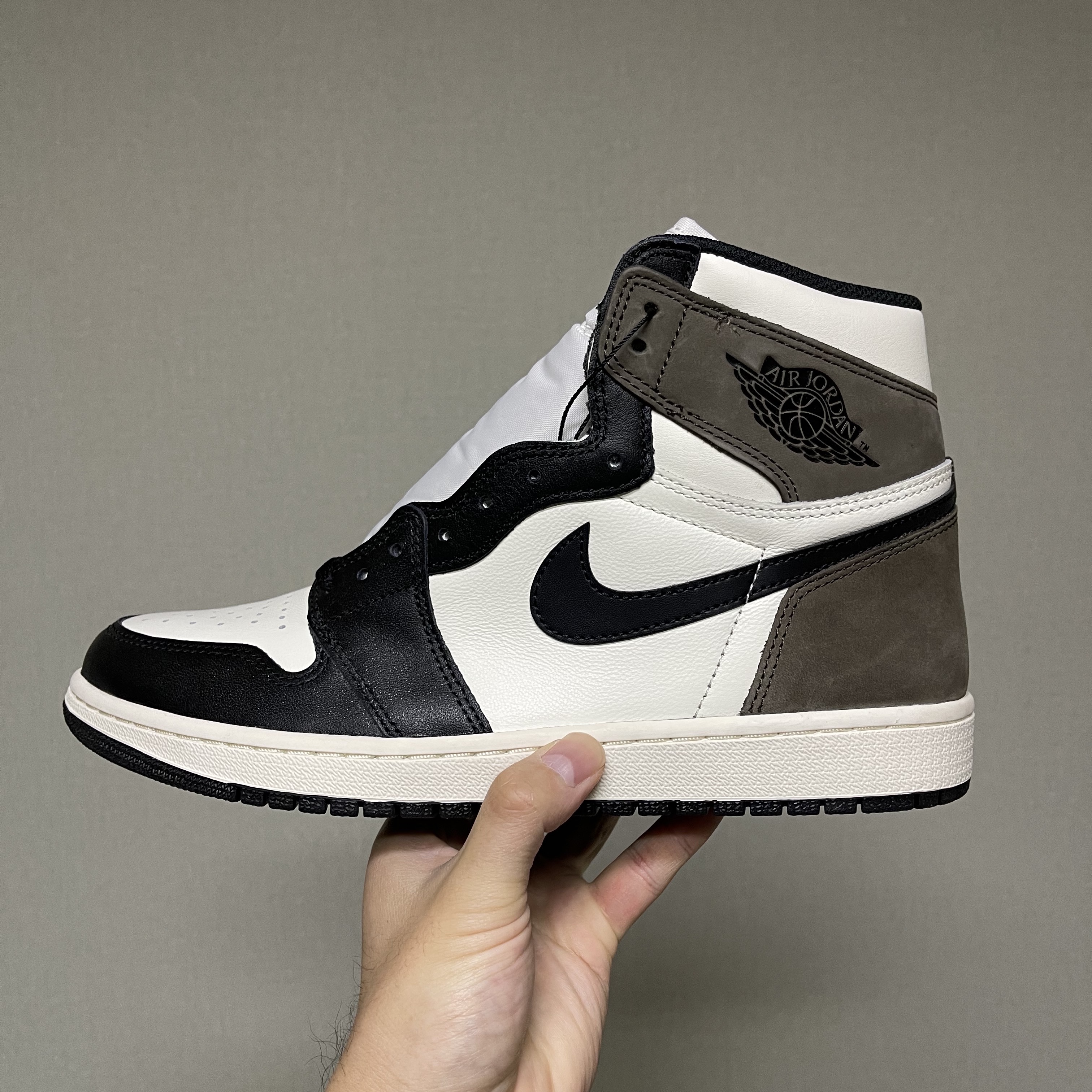 Jordan 1 Retro High OG Black Mocha 착용 스타일 - 1