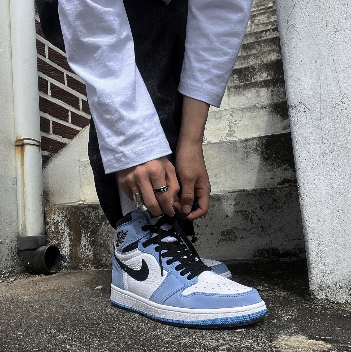 Jordan 1 Retro High OG University Blue 착용 스타일 - 3
