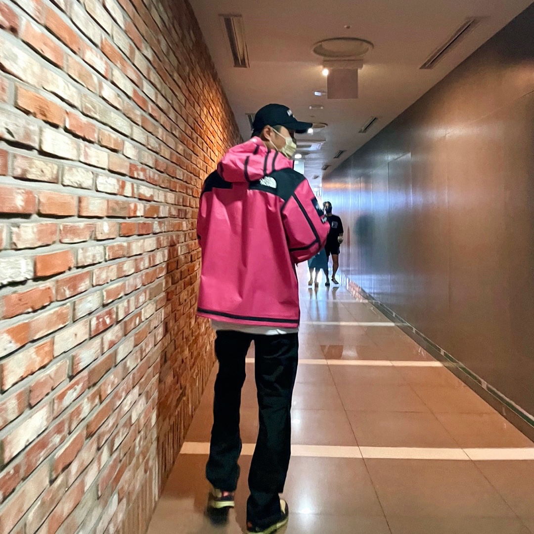 Supreme x The North Face Summit Series Outer Tape Seam Jacket Pink - 21SS, Nike x Travis Scott Air Max 1 Cact.us Brown 착용 스타일