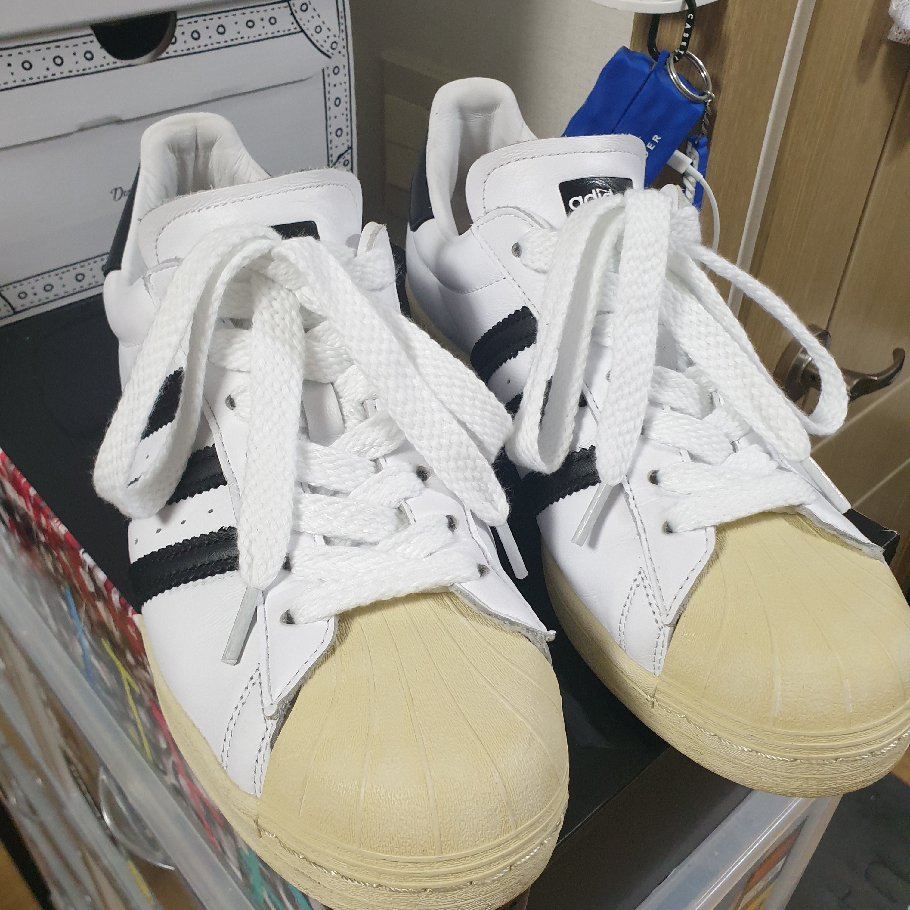 Adidas Superstar Premium Black White, Adidas Superstar Premium White Black 착용 스타일 - 3