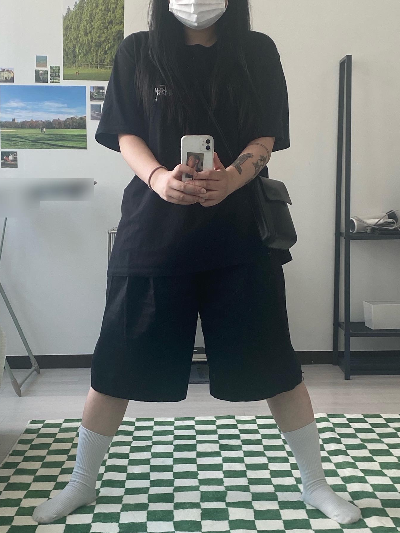 Stussy Basic Stussy Pigment Dyed T-Shirt Black 2022, Jordan 1 Mid Light Smoke Grey Anthracite 착용 스타일 - 1