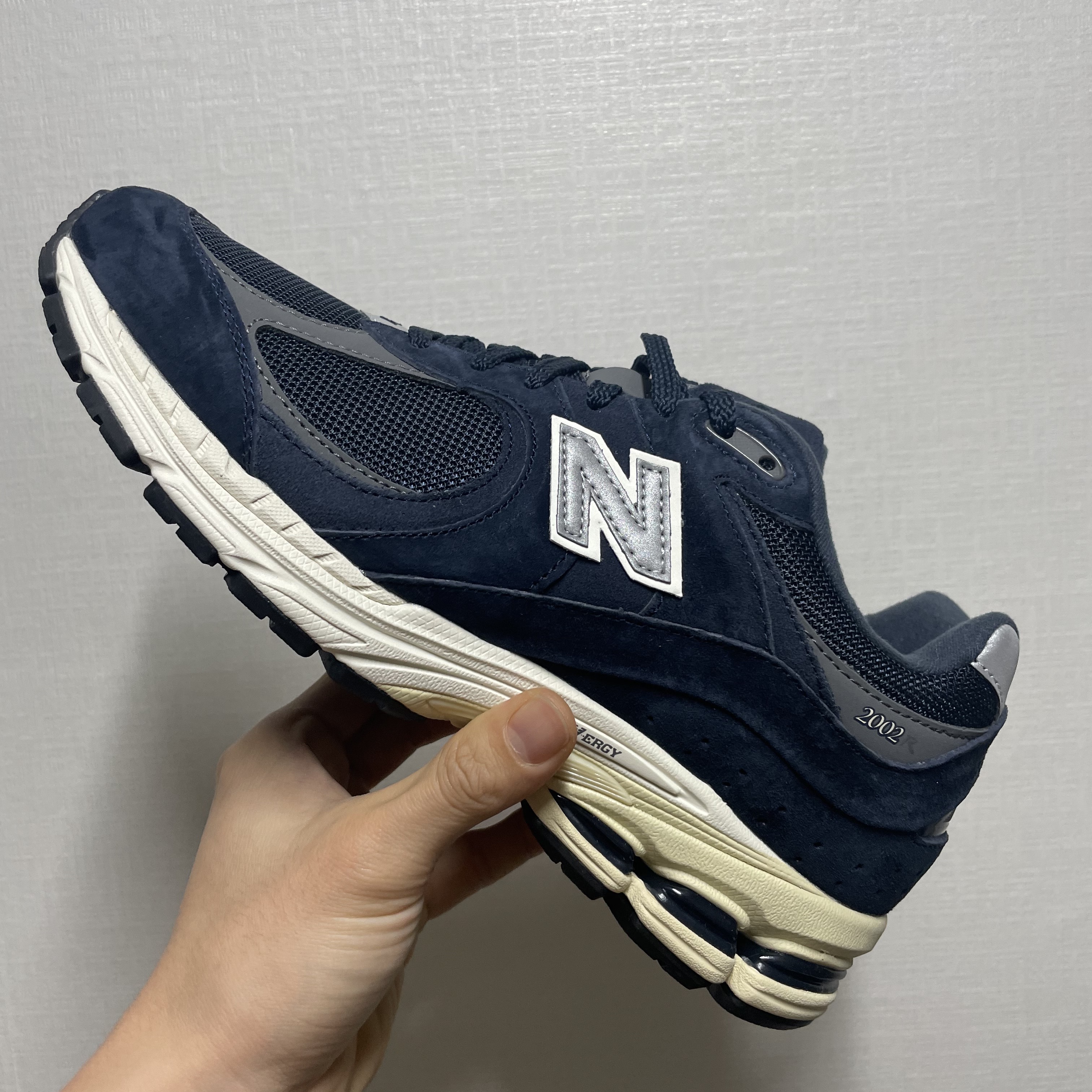 New Balance 2002R Eclipse Castlerock 착용 스타일