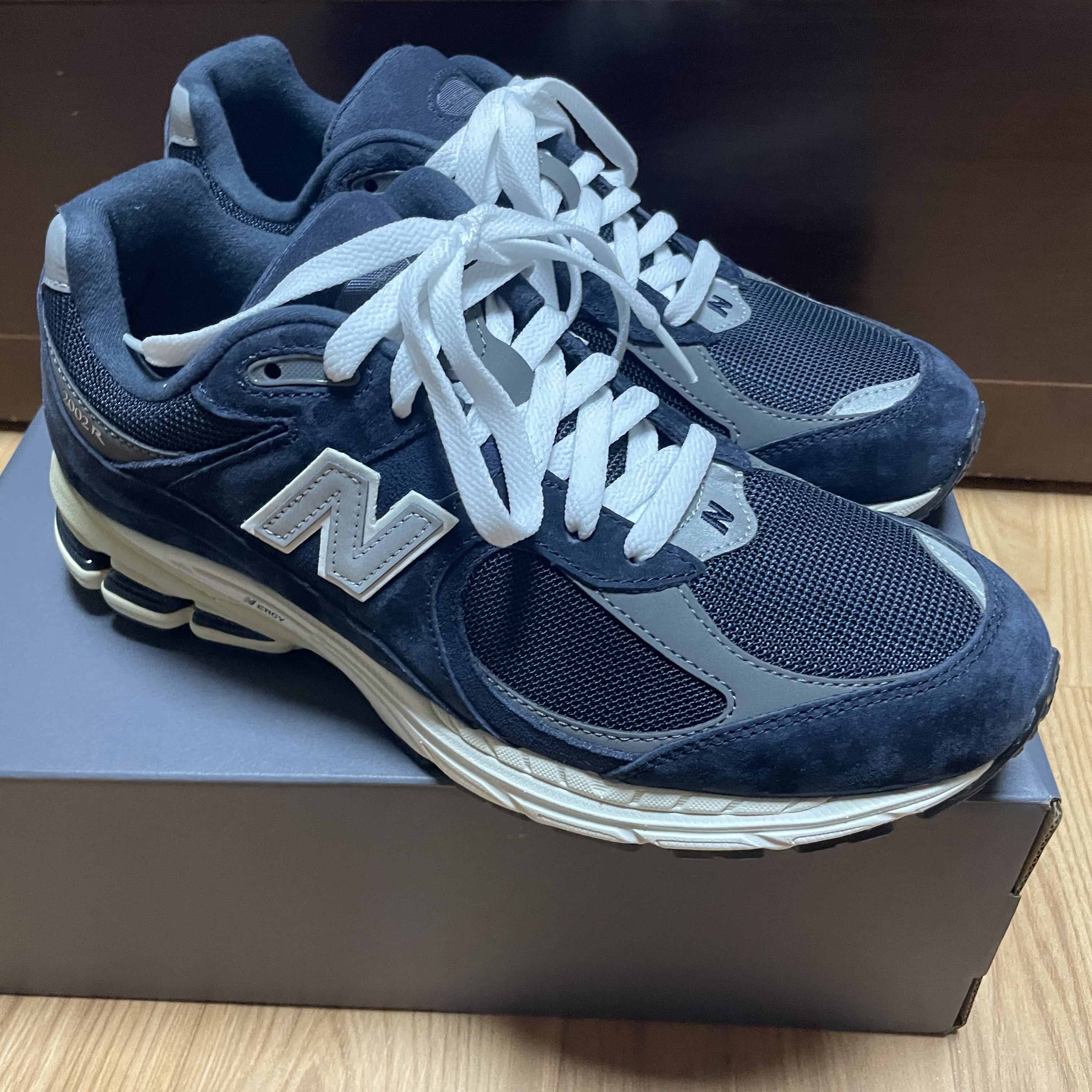 New Balance 2002R Eclipse Castlerock 착용 스타일 - 1