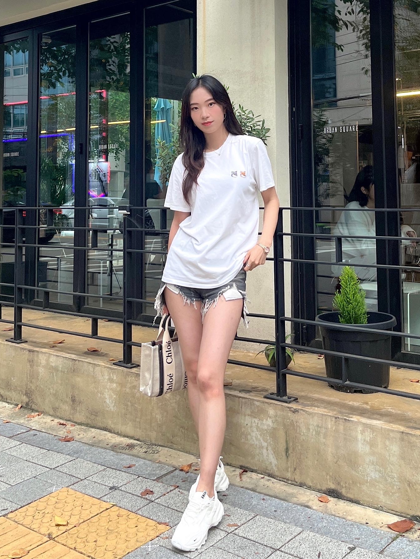 Maison Kitsune Double Fox Head Patch Classic T-Shirt Latte, Chloe Woody Small Strap Tote Bag Navy 착용 스타일 - 2