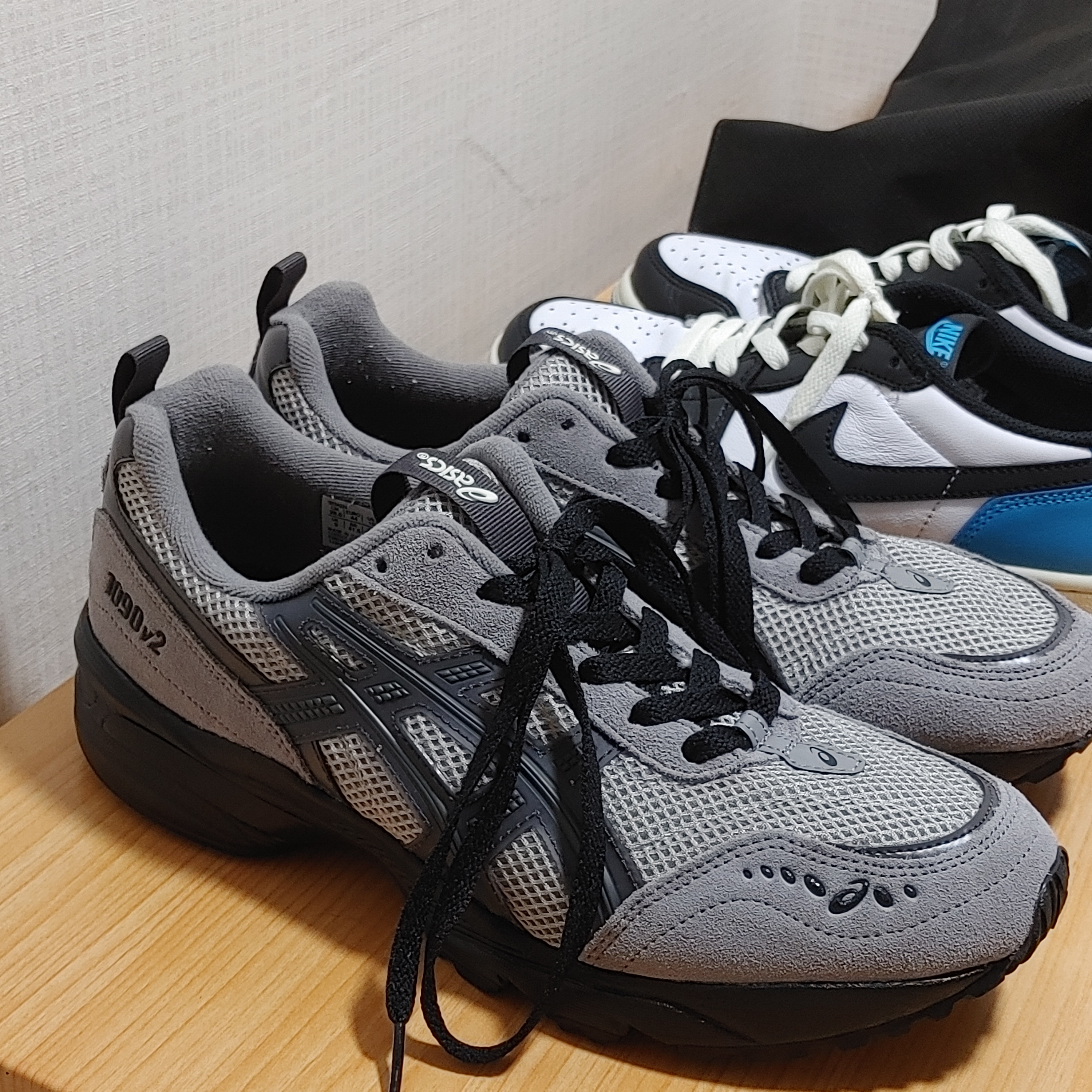Asics Gel-1090 V2 Oyster Grey, Jordan 1 Retro Low OG Black and Dark Powder Blue 착용 스타일 - 1