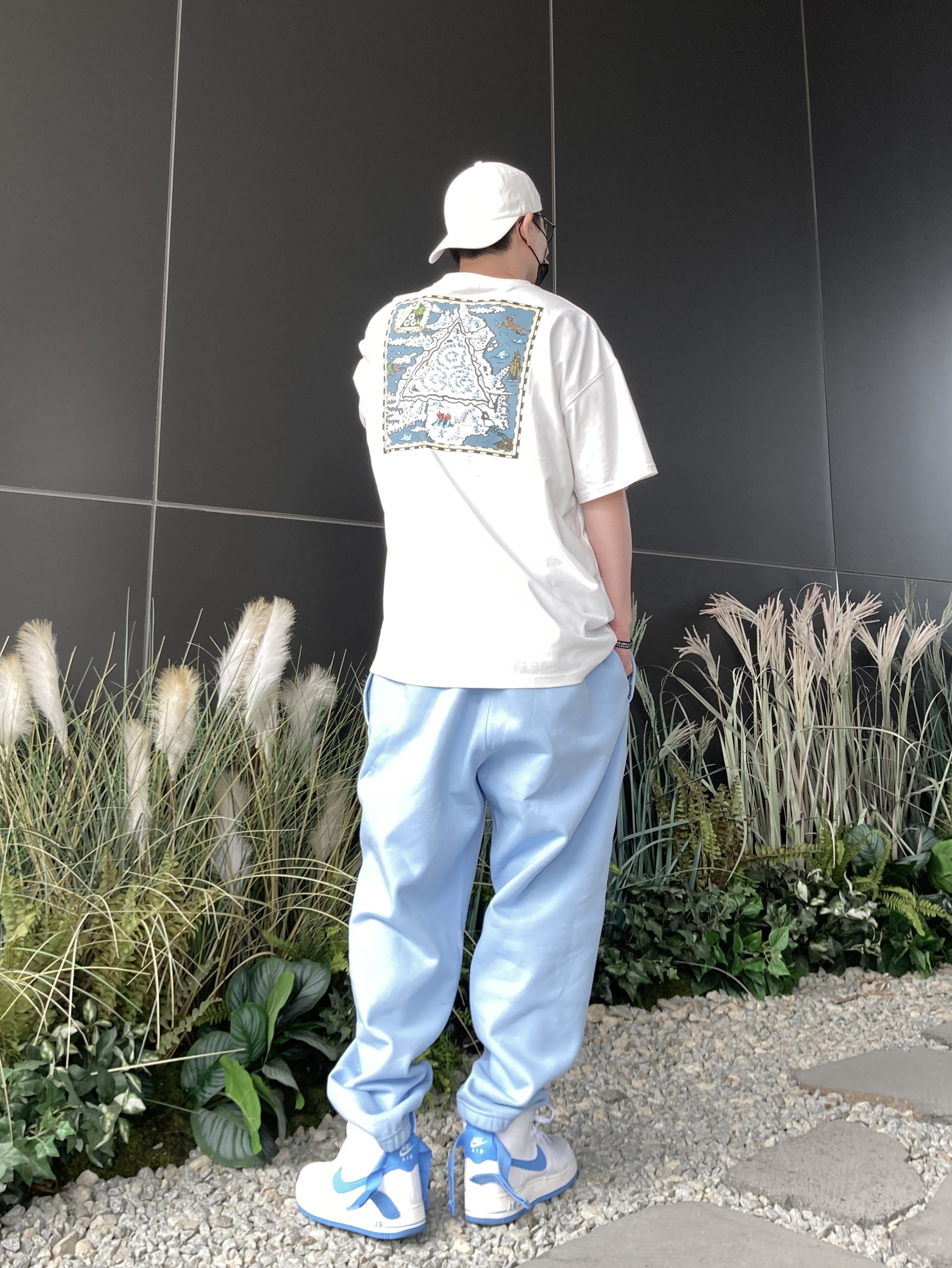 Nike ACG Iceland Map T-Shirt Summit White - US/EU, Nike NRG Solo Swoosh Fleece Pants Psychic Blue - US/EU 착용 스타일 - 1
