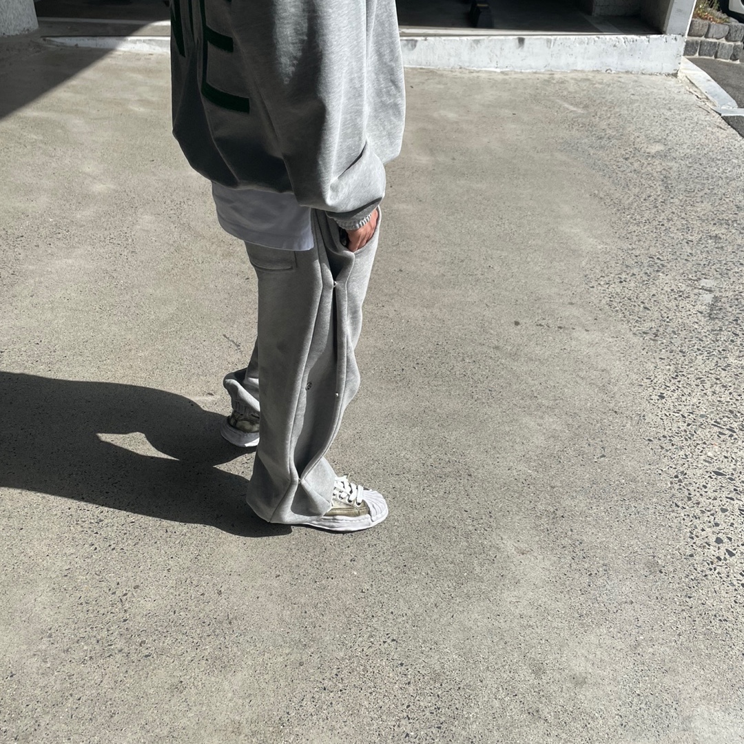 Maison Mihara Yasuhiro Blakey OG Sole Brushed Patent Low-top Sneakers White 착용 스타일 - 3