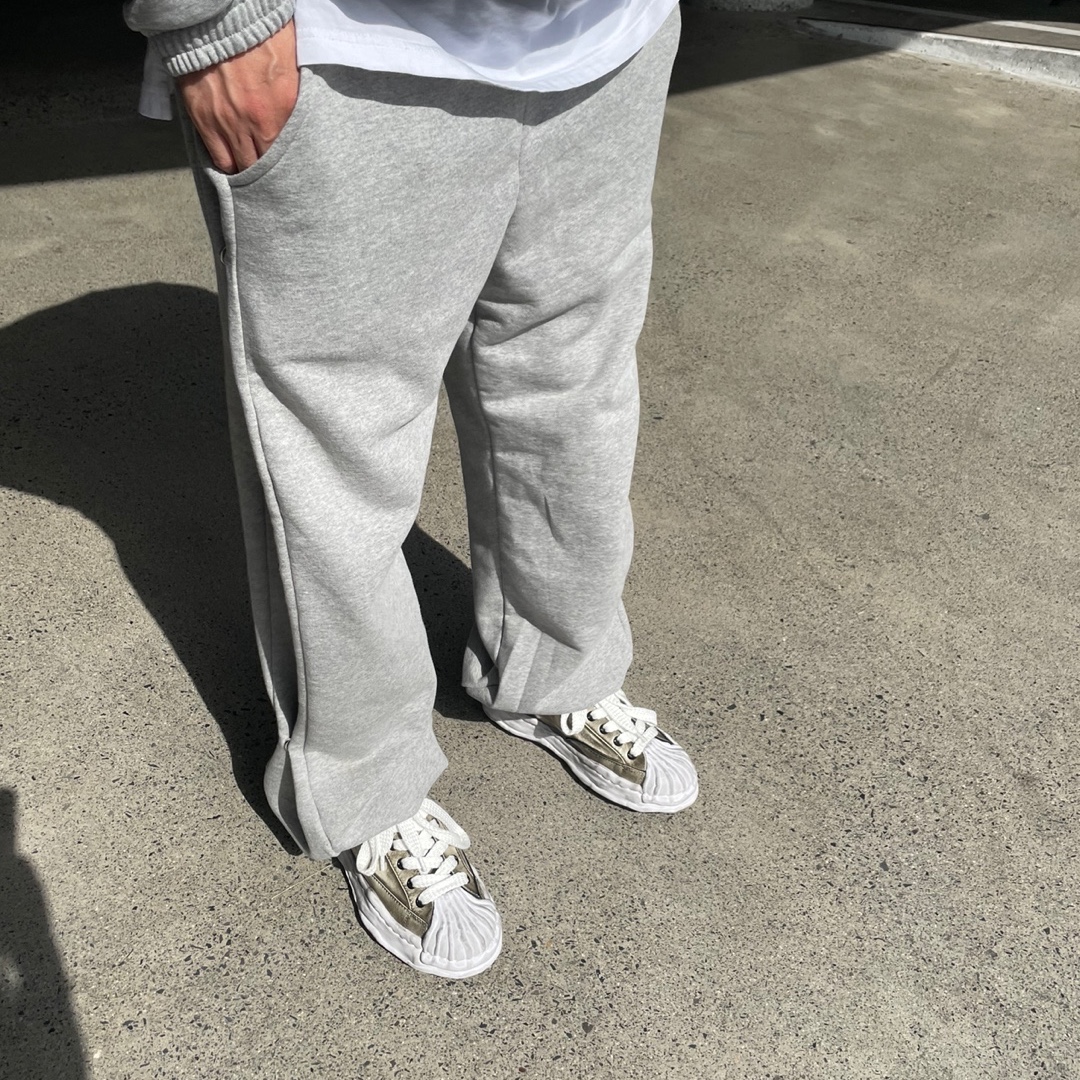 Maison Mihara Yasuhiro Blakey OG Sole Brushed Patent Low-top Sneakers White 착용 스타일 - 2