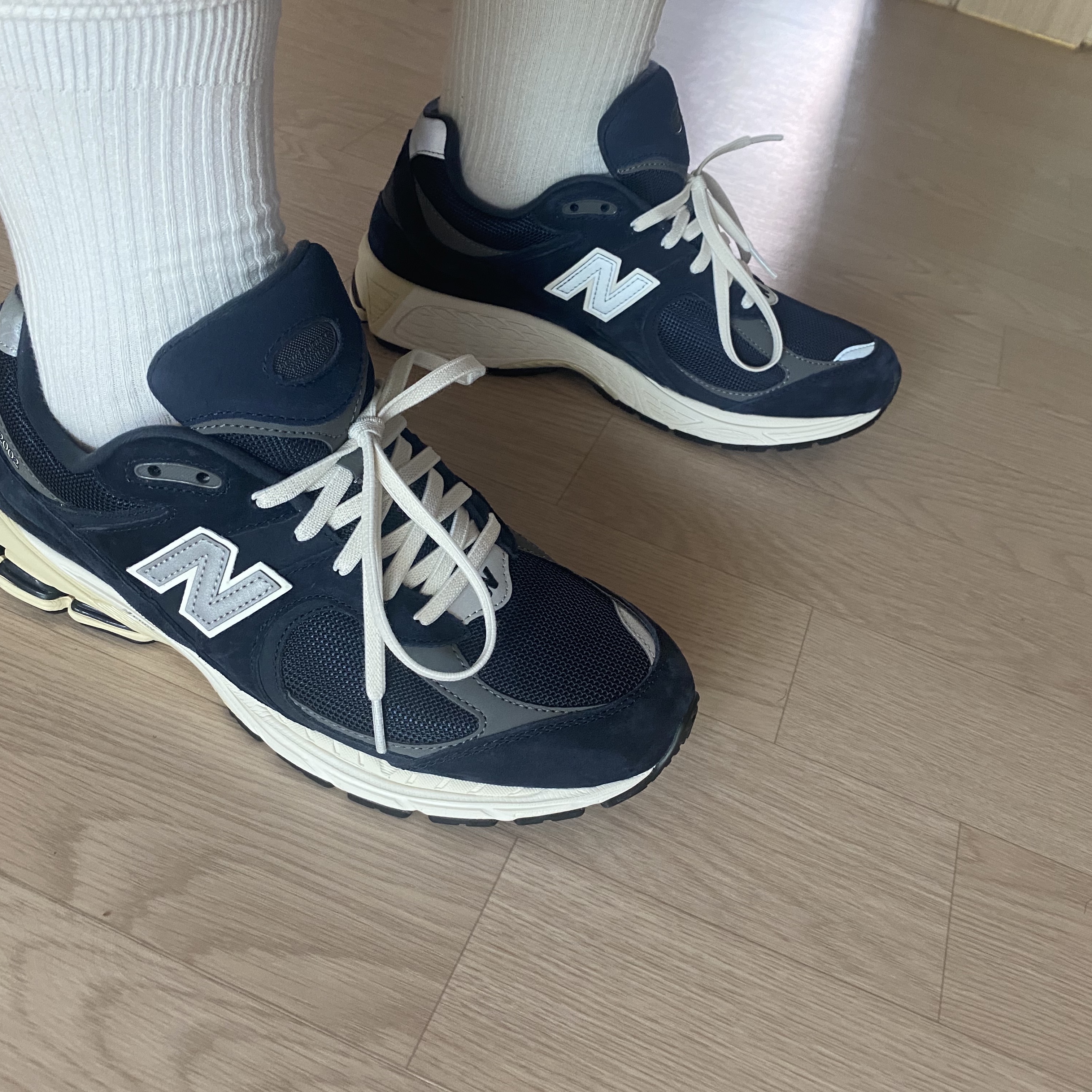 New Balance 2002R Eclipse Castlerock 착용 스타일 - 2