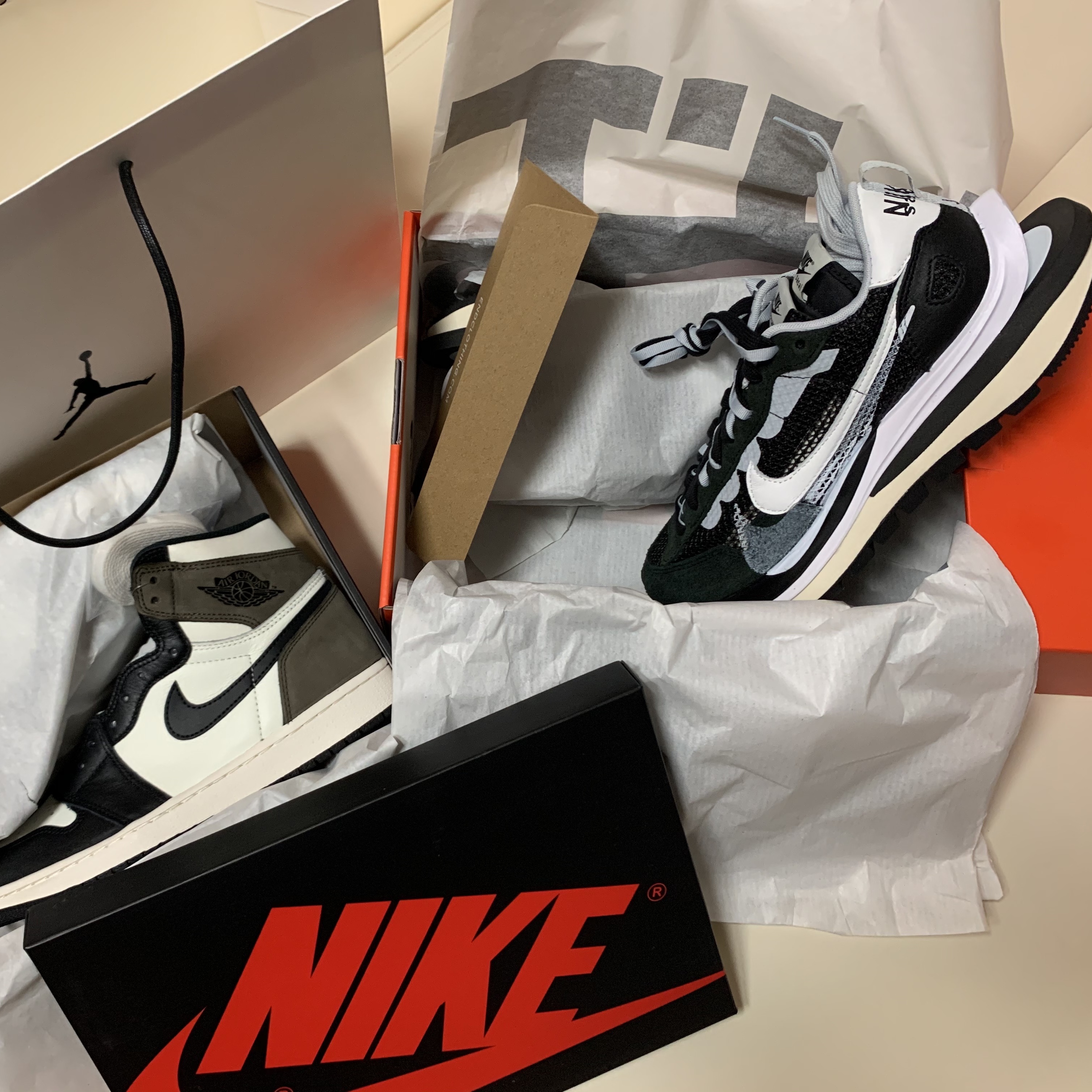 Jordan 1 Retro High OG Black Mocha, Nike x Sacai VaporWaffle Black White 착용 스타일