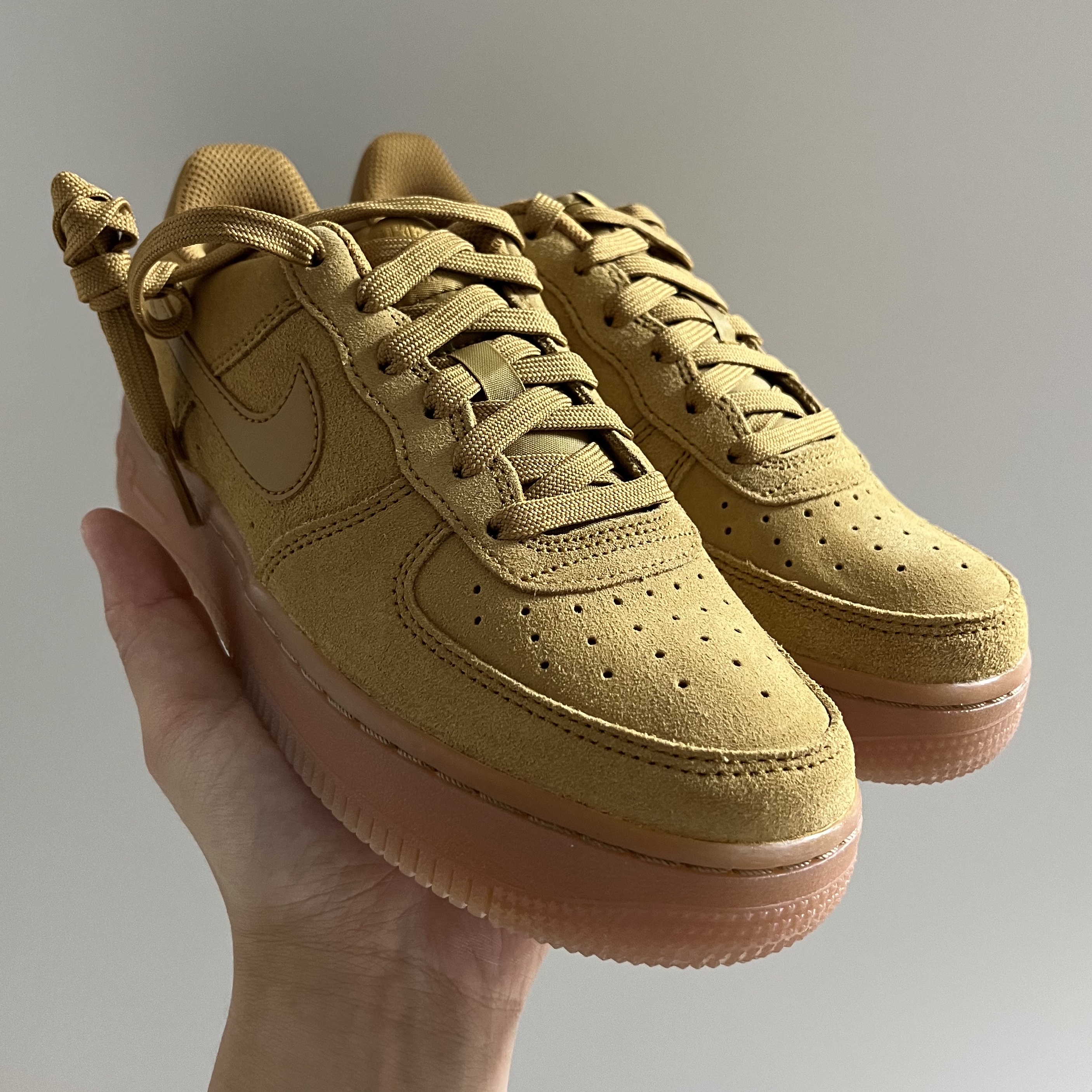 (GS) Nike Air Force 1 LV8 3 Wheat 착용 스타일 - 2
