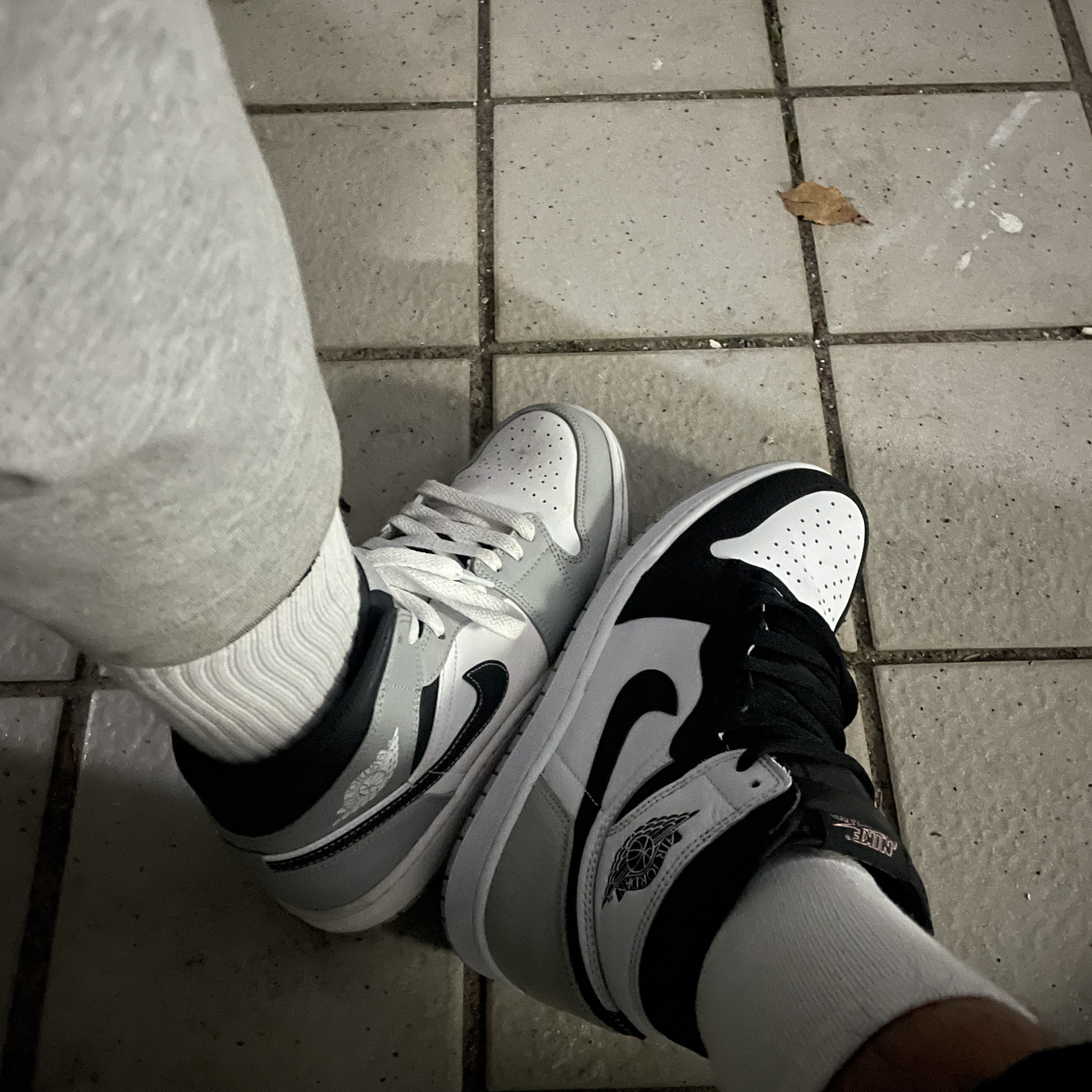Jordan 1 Retro High OG Bleached Coral, Jordan 1 Mid Light Smoke Grey Anthracite 착용 스타일