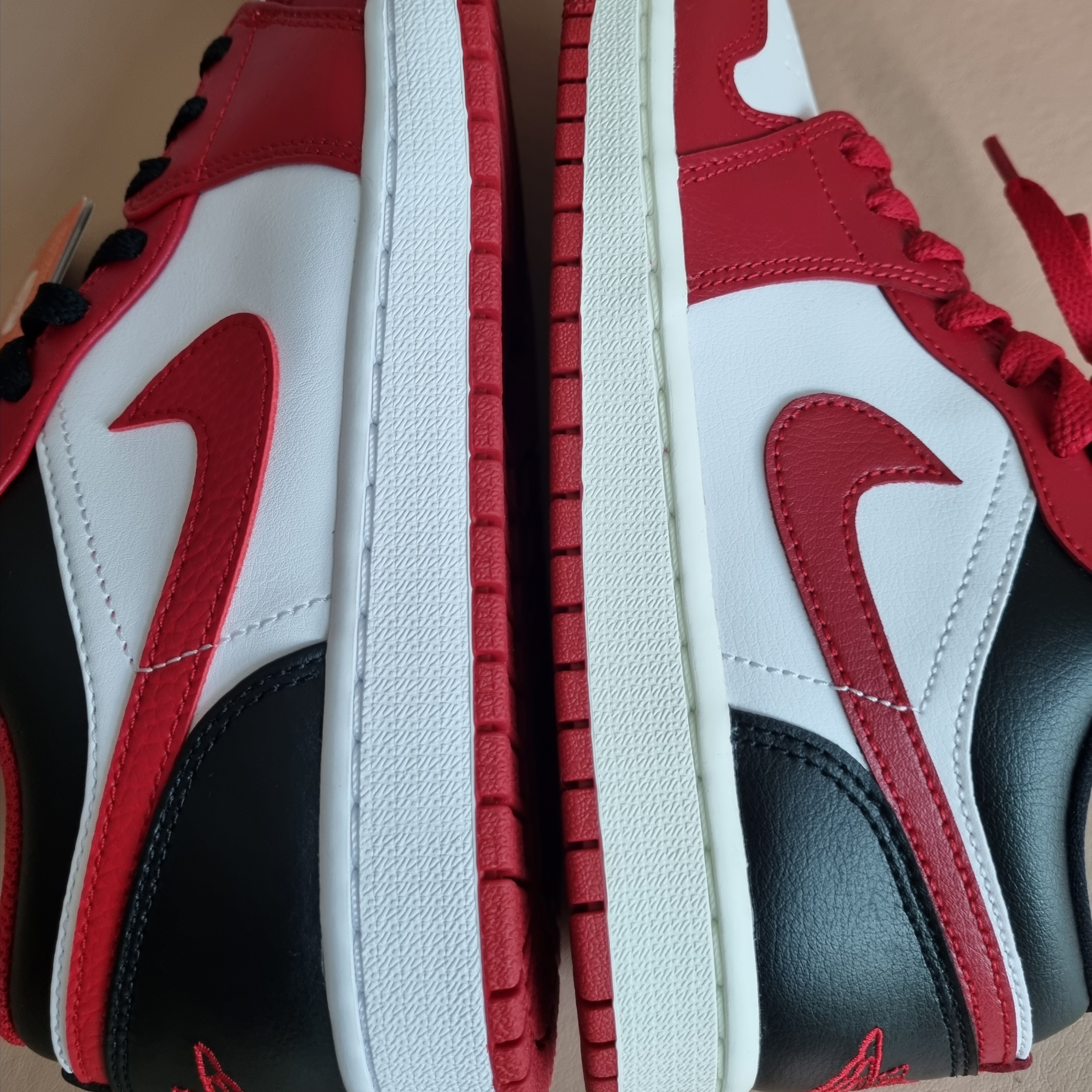 (W) Jordan 1 Low White Gym Red, Jordan 1 Low White Gym Red Black 착용 스타일 - 3
