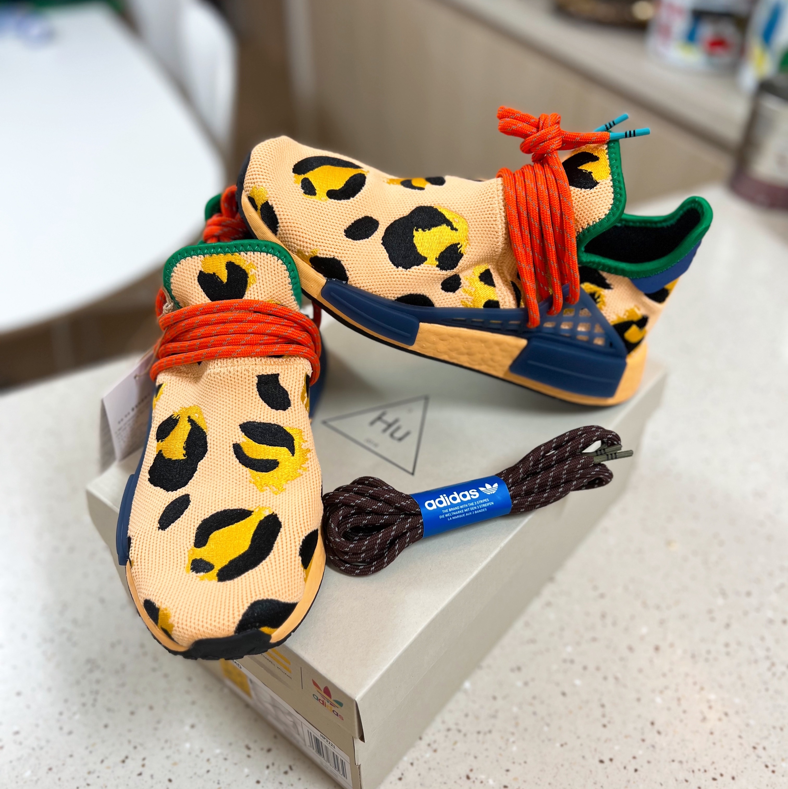 Adidas x Pharrell Williams Hu NMD Animal Print Pulse Amber Bold Gold 착용 스타일