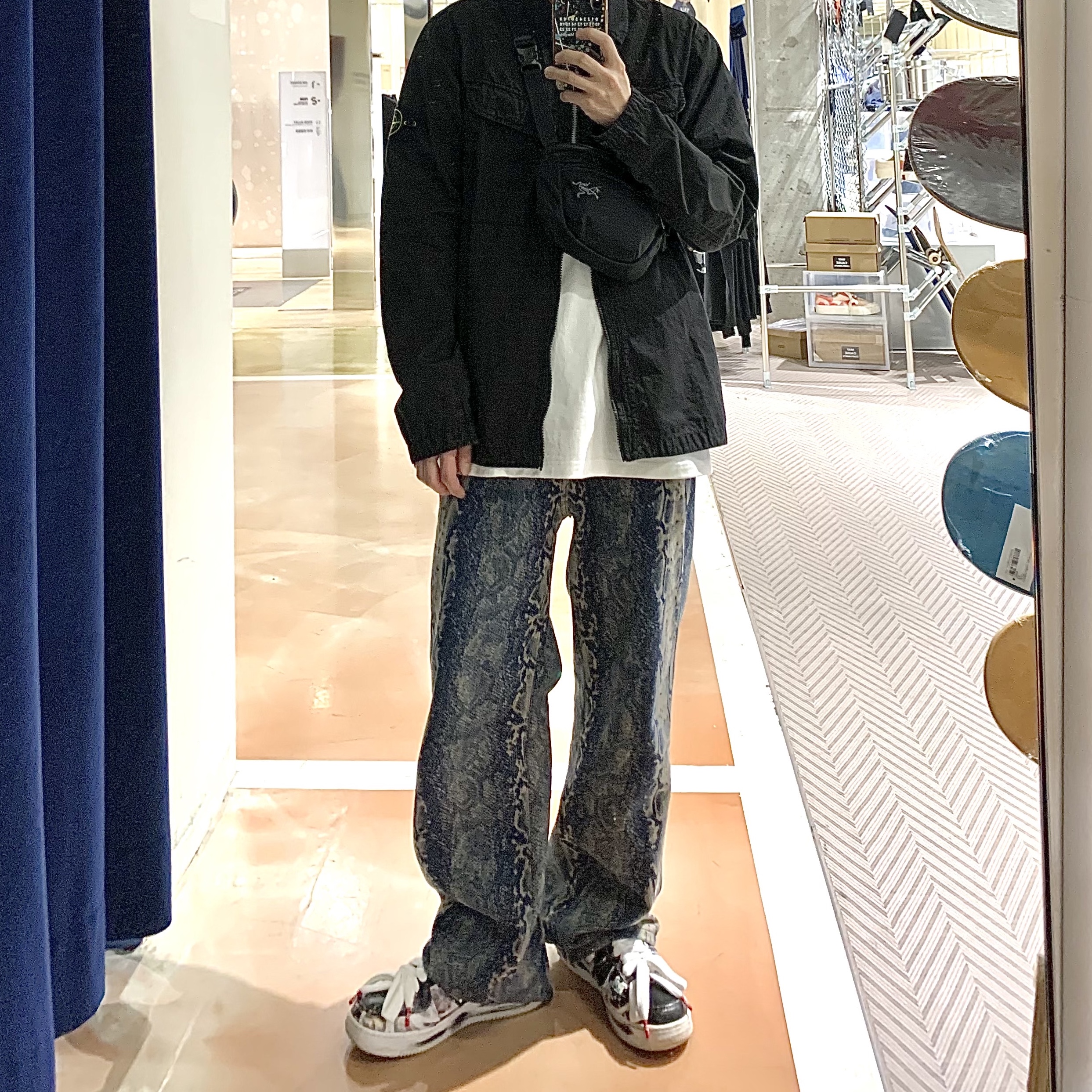 Stone Island 101WN Brushed Cotton Canvas T.CO+OLD Overshirt Black - 22FW, Arc'teryx Mantis 2 Waistpack Black 착용 스타일 - 5