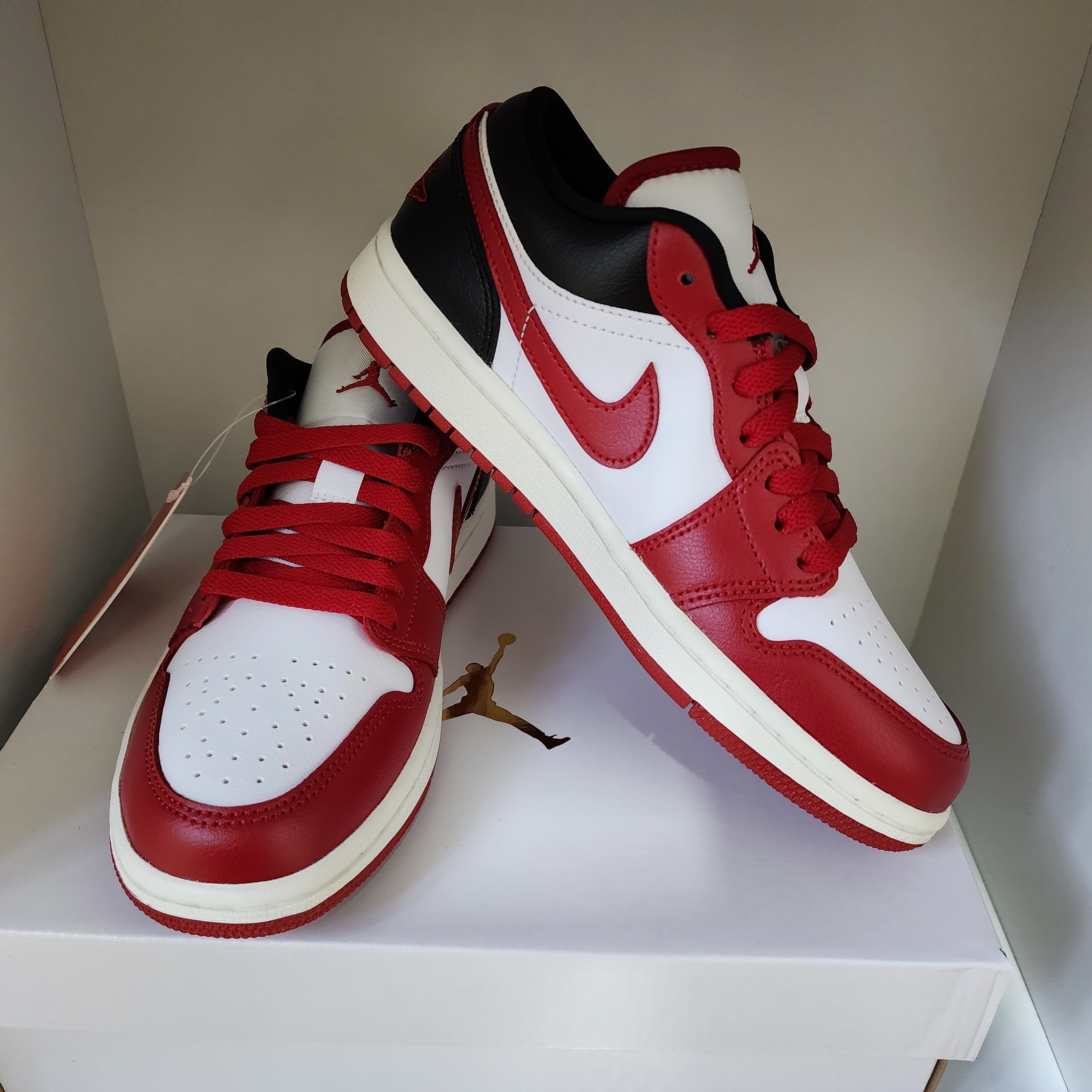 (W) Jordan 1 Low White Gym Red 착용 스타일 - 1