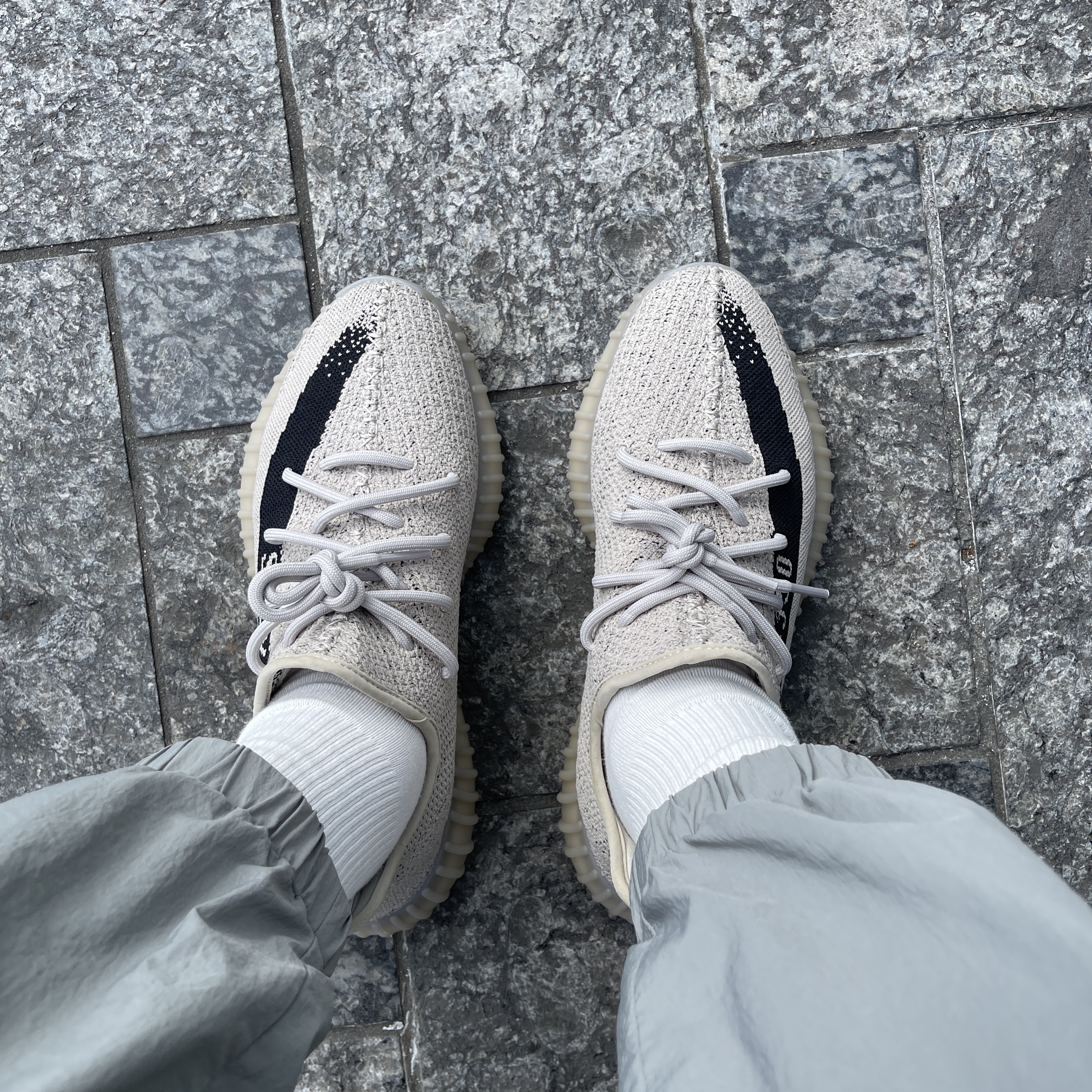 Adidas Yeezy Boost 350 V2 Slate Core Black 2022/2023 착용 스타일