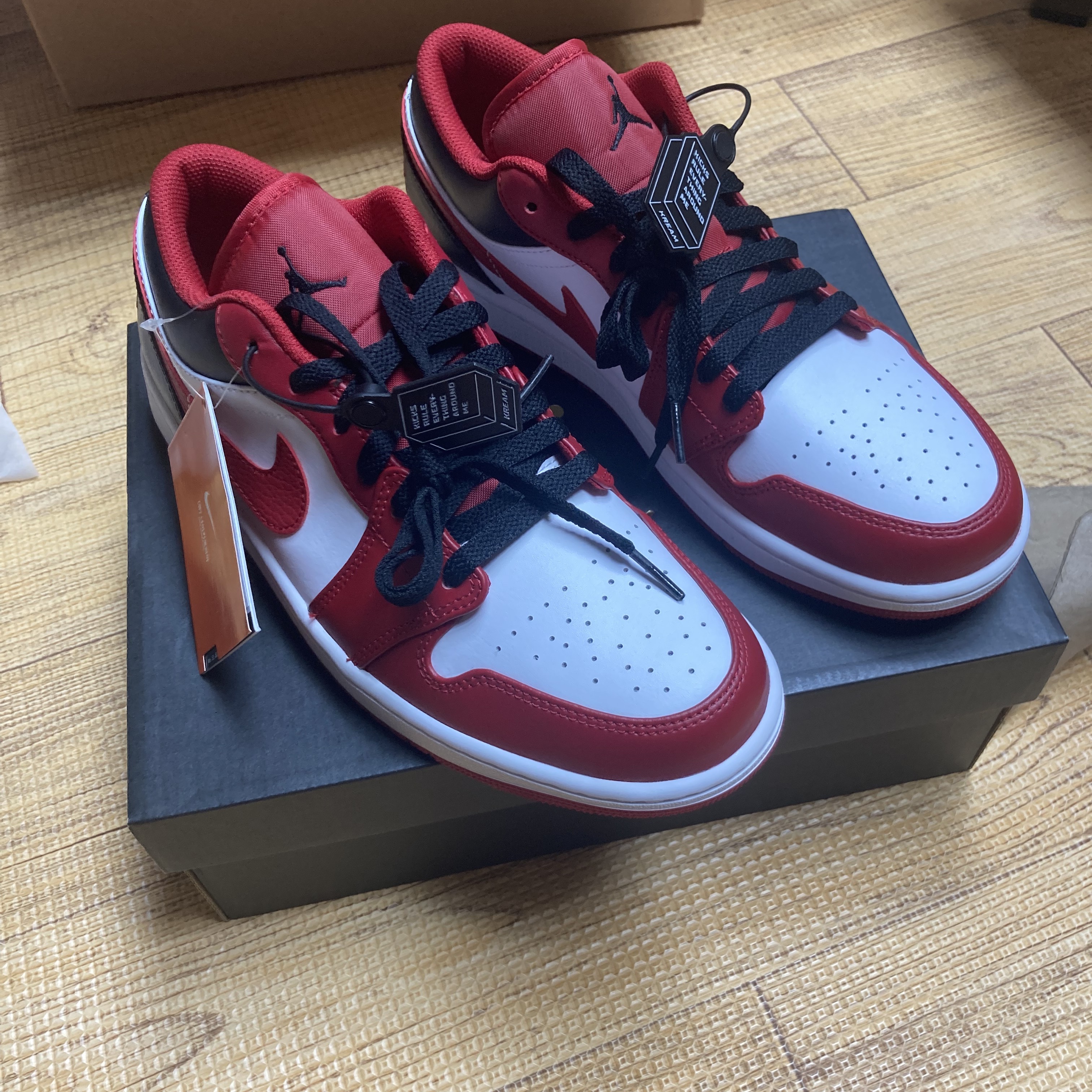 Jordan 1 Low White Gym Red Black 착용 스타일 - 2