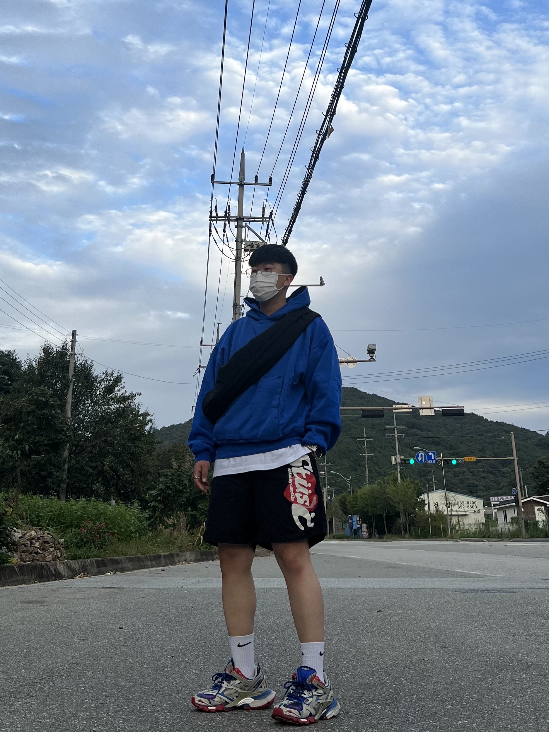 Balenciaga Track.2 Sneakers Blue Red 2019, Yeezy Gap Engineered By Balenciaga Snake Bag Black 착용 스타일 - 3