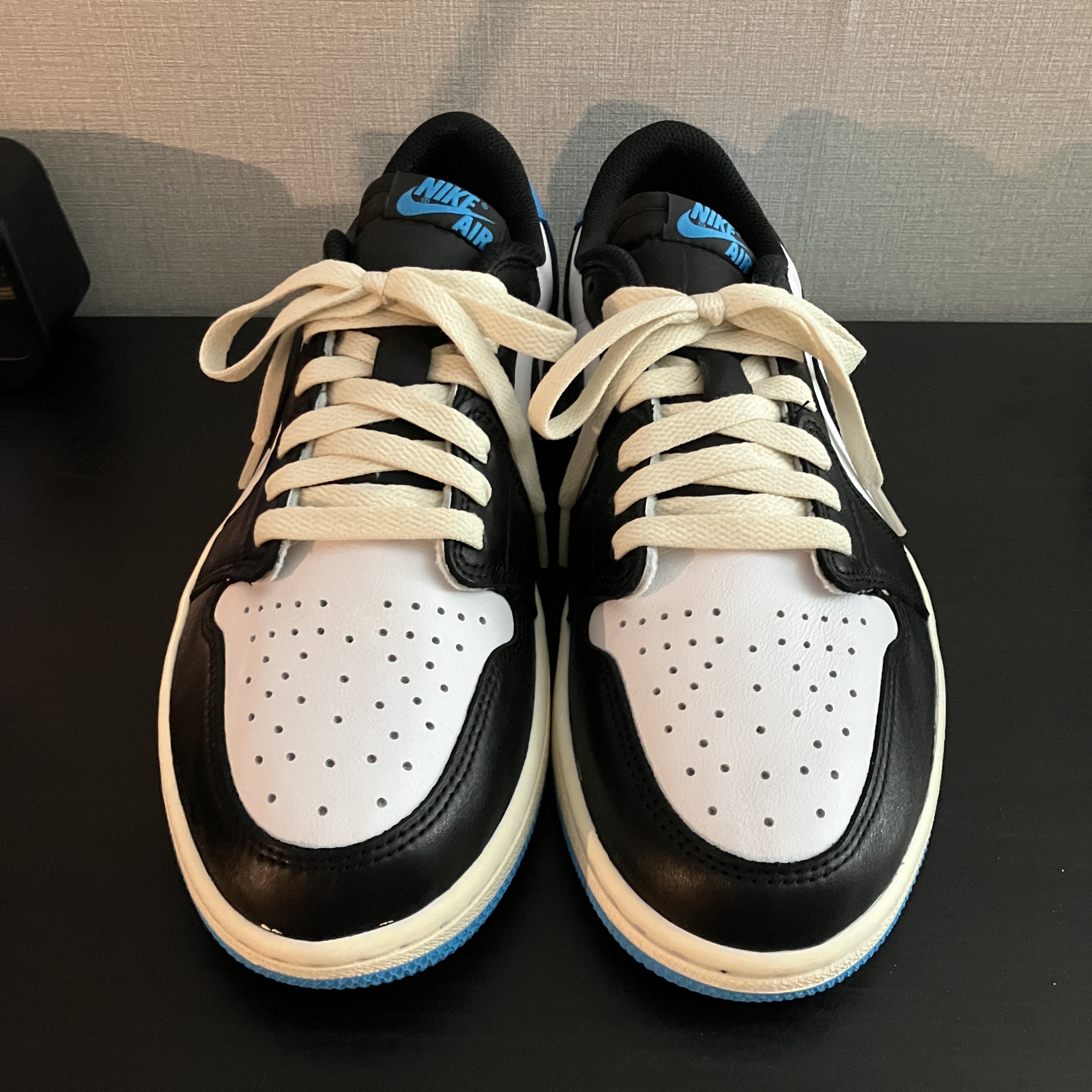 Jordan 1 Retro Low OG Black and Dark Powder Blue 착용 스타일 - 2