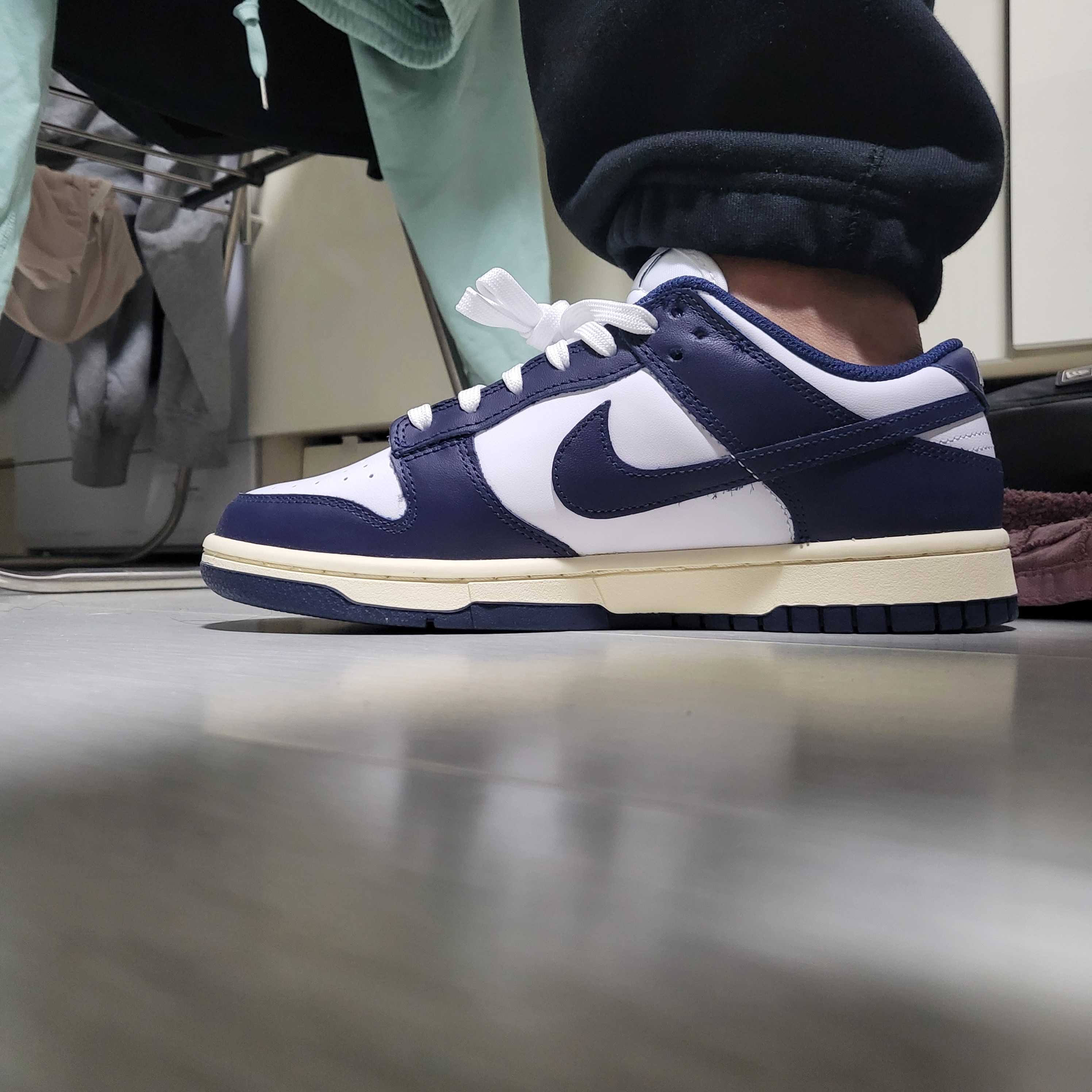 (W) Nike Dunk Low Vintage Midnight Navy 착용 스타일