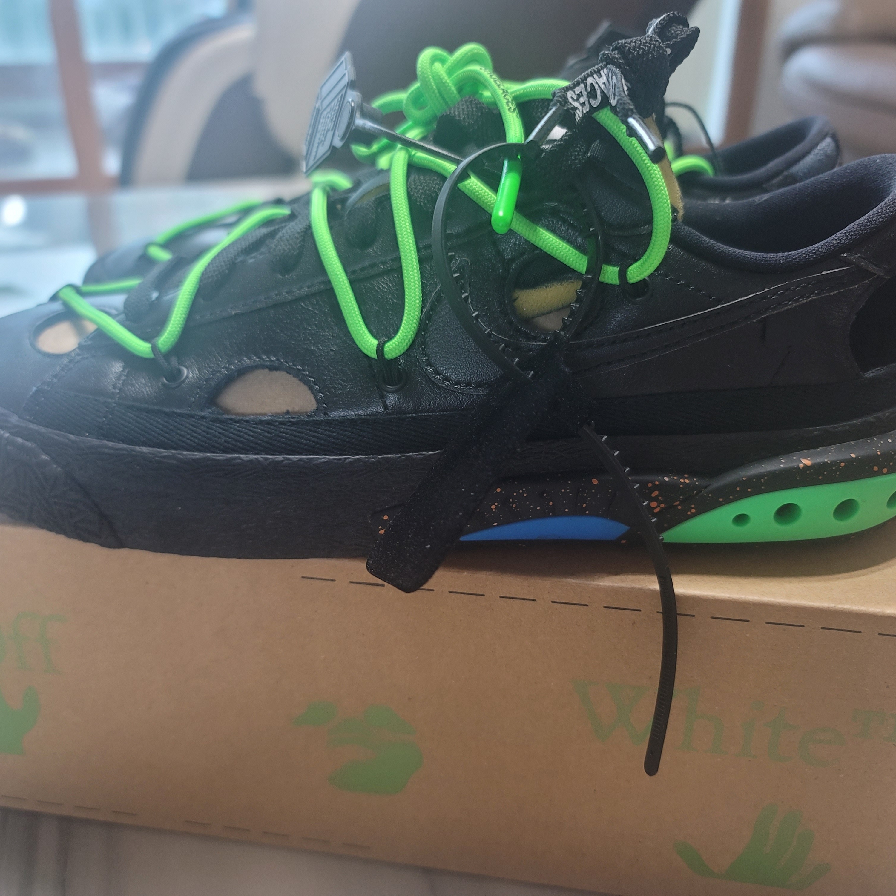 Nike x Off-White Blazer Low '77 Black and Electro Green 착용 스타일 - 3