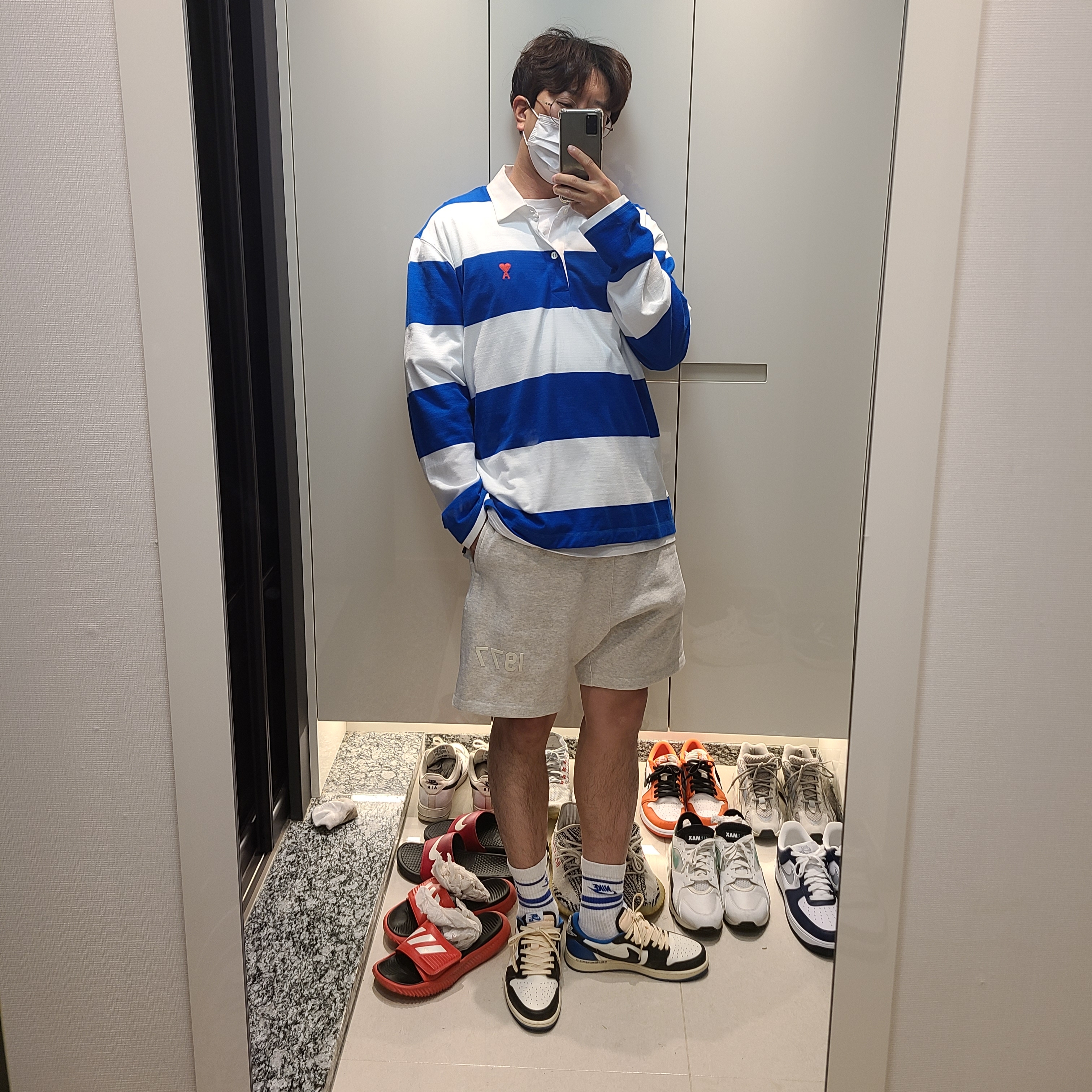 AMI de Coeur Striped Polo Shirt Blue White, Essentials 1977 Shorts Light Oatmeal - 22SS 착용 스타일