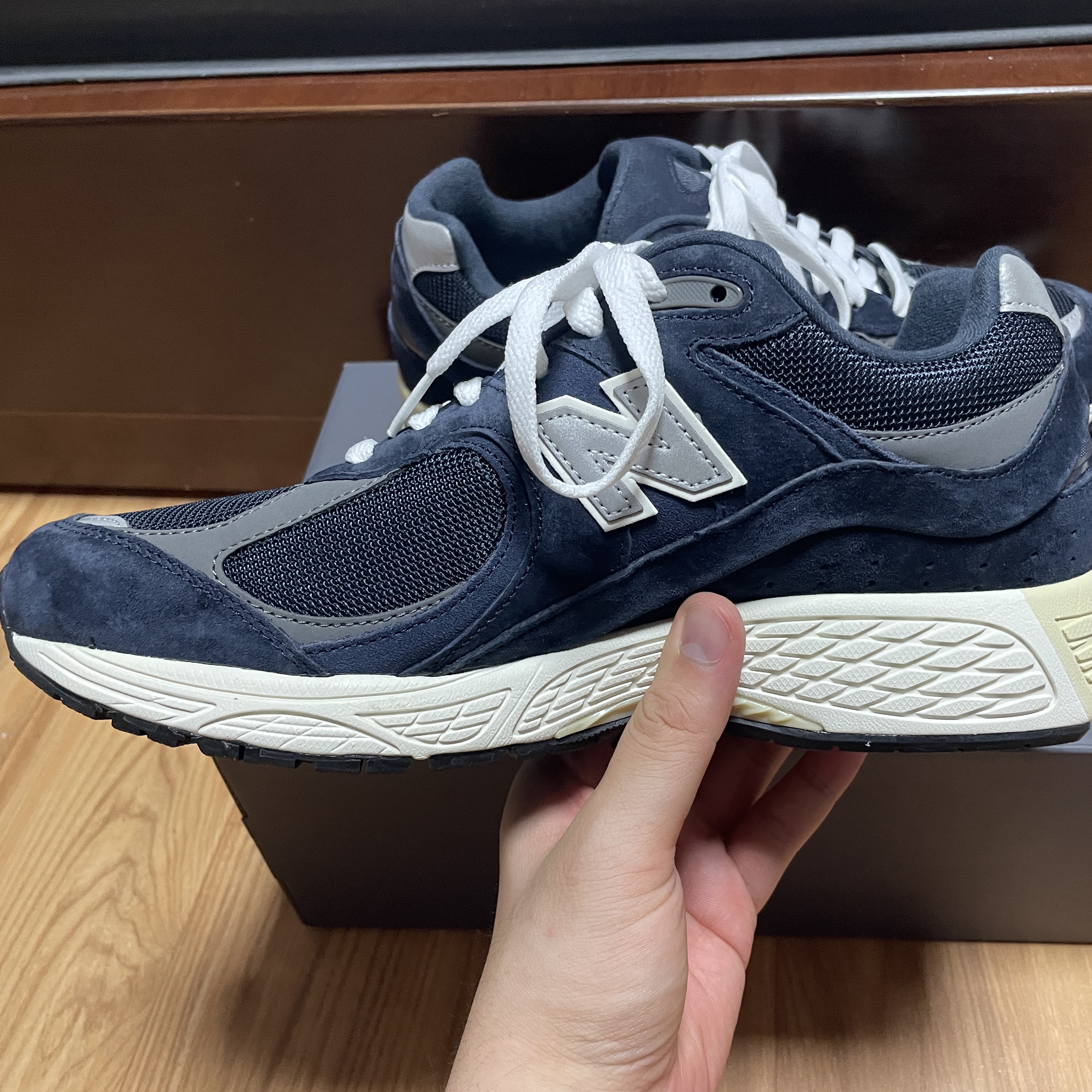 New Balance 2002R Eclipse Castlerock 착용 스타일 - 3
