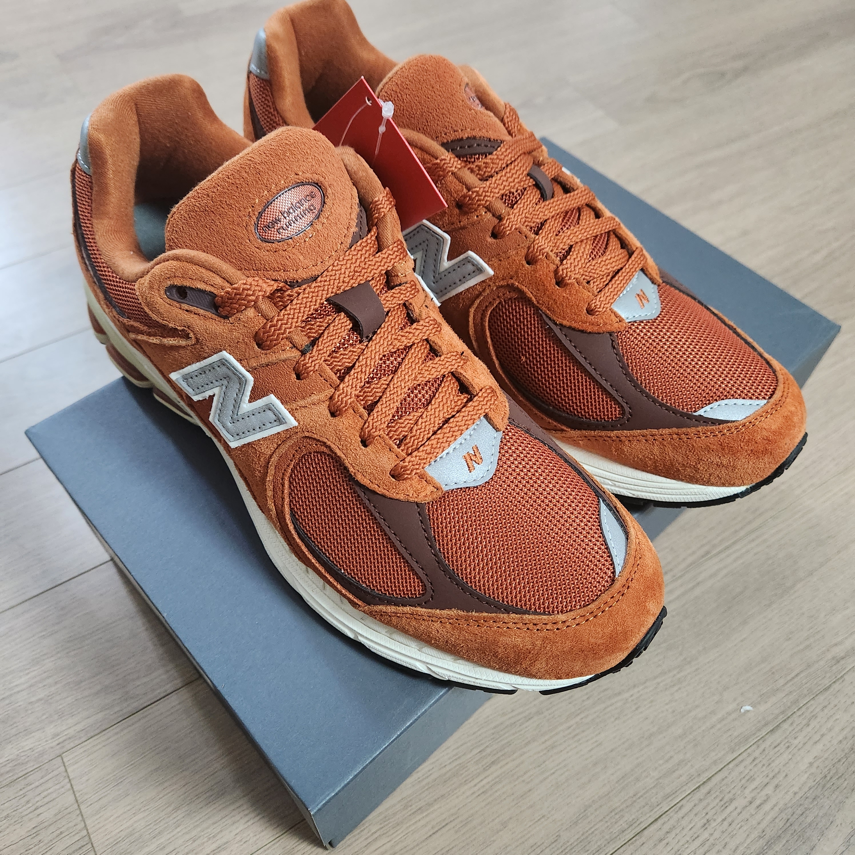 New Balance 2002R Rust Oxide 착용 스타일 - 2