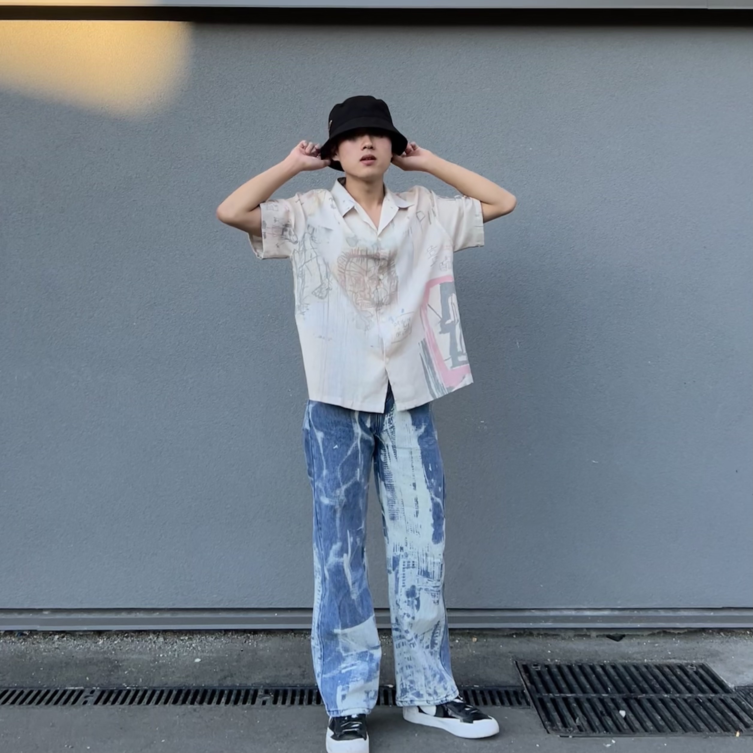 Prada Drill Bucket Hat Black, Nike x Sacai Blazer Low Black Patent Leather 착용 스타일 - 1