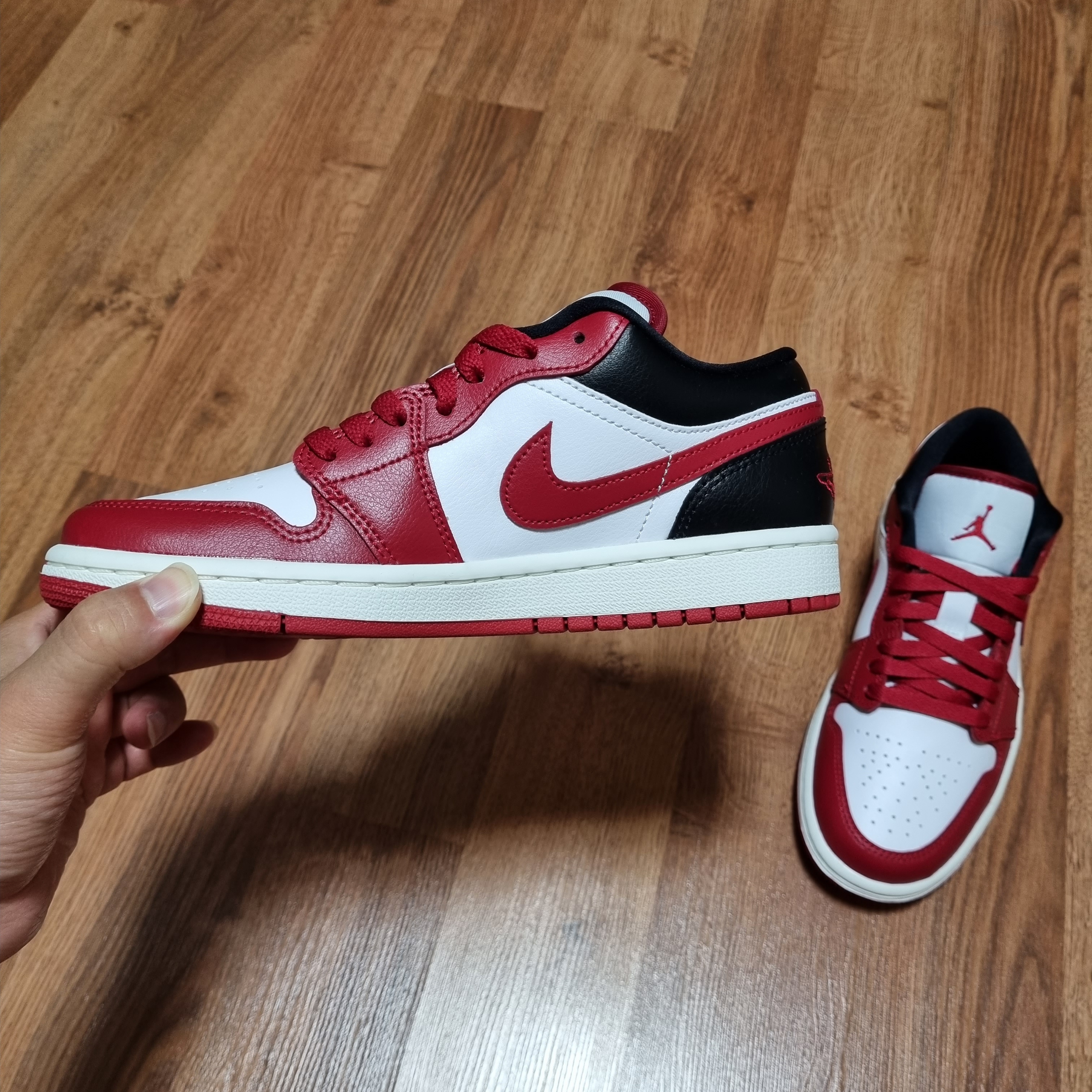 (W) Jordan 1 Low White Gym Red 착용 스타일 - 1