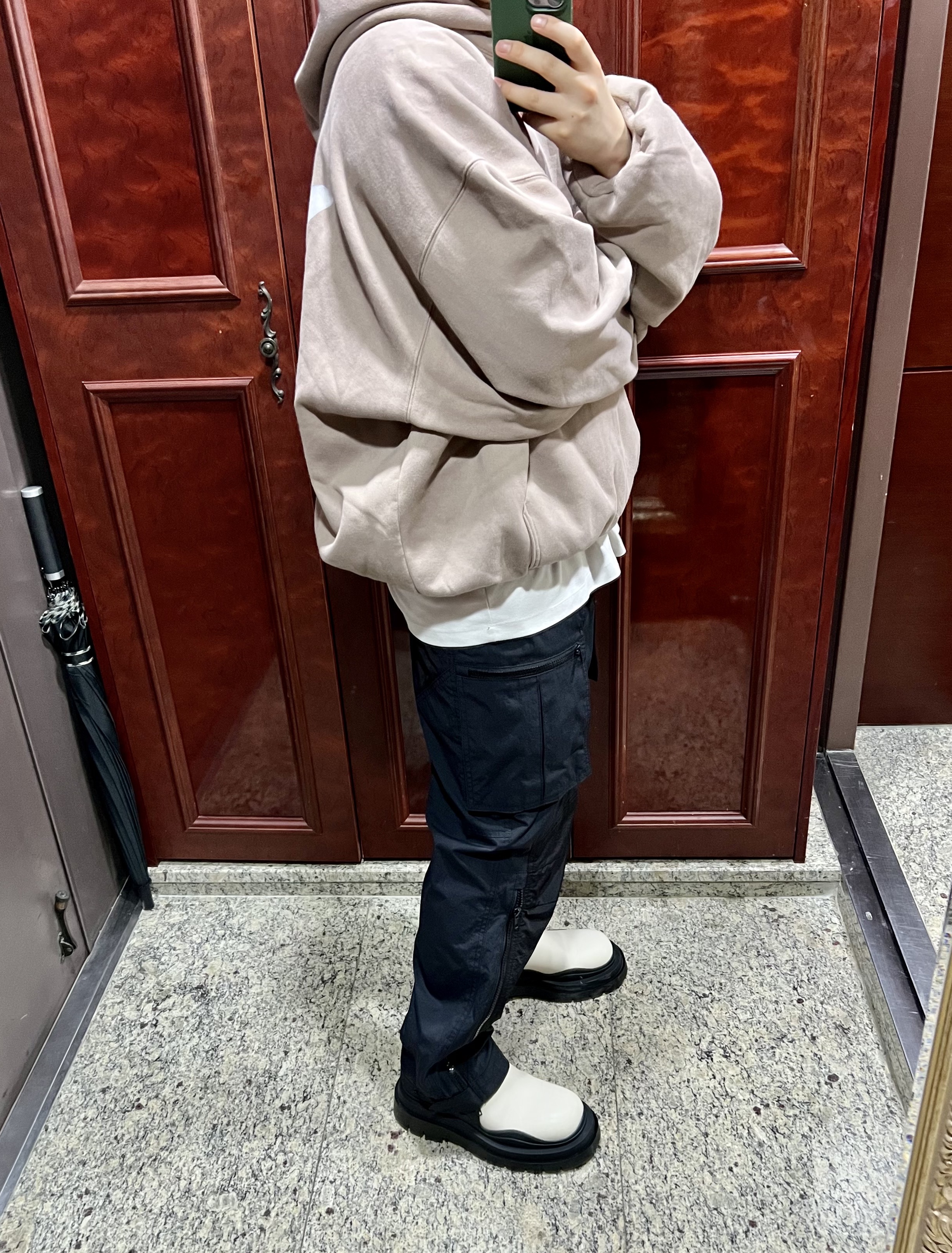 Yeezy Gap Engineered By Balenciaga Dove Hoodie Beige, Bottega Veneta Tire Cropped Chelsea Boots Black 착용 스타일 - 2