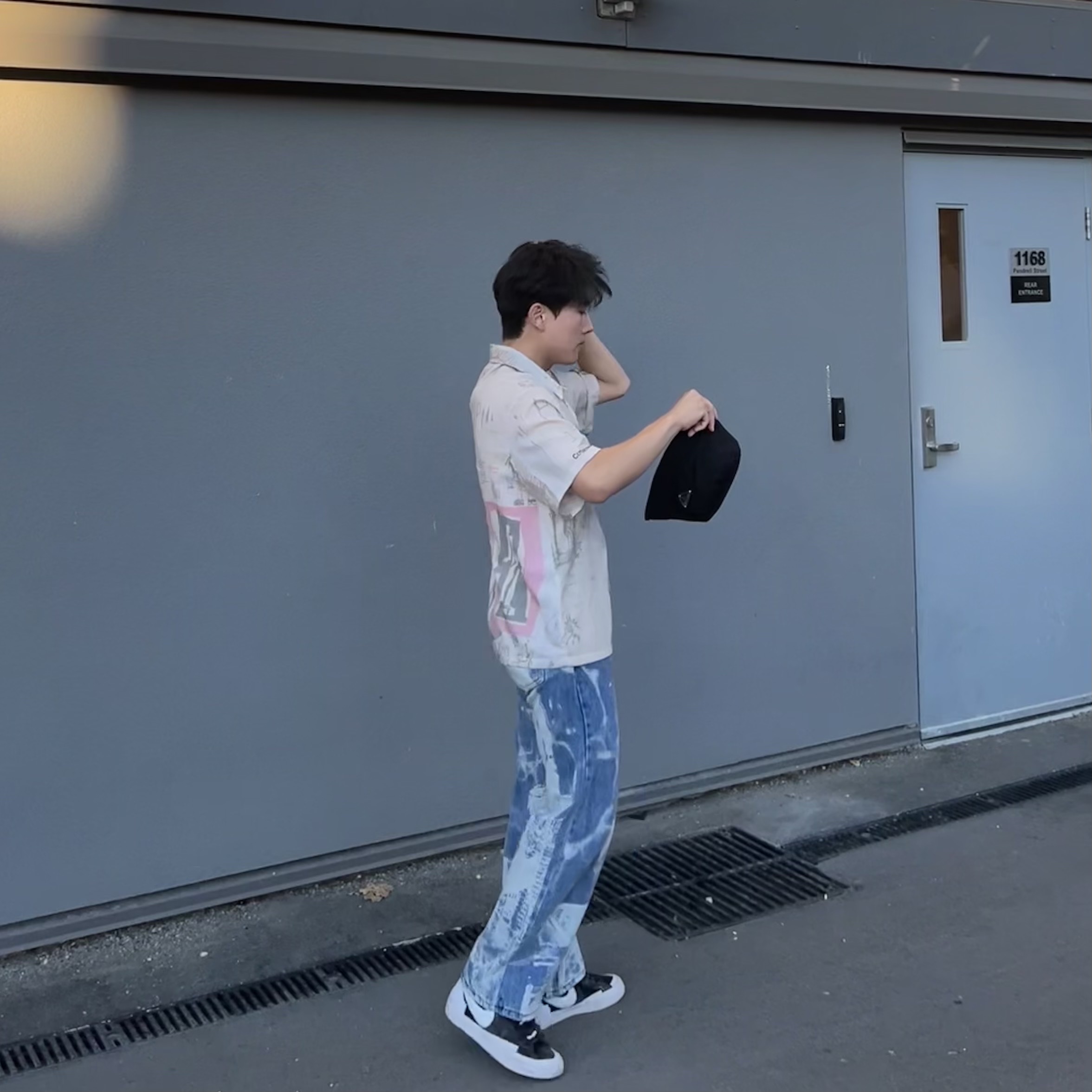 Prada Drill Bucket Hat Black, Nike x Sacai Blazer Low Black Patent Leather 착용 스타일 - 3