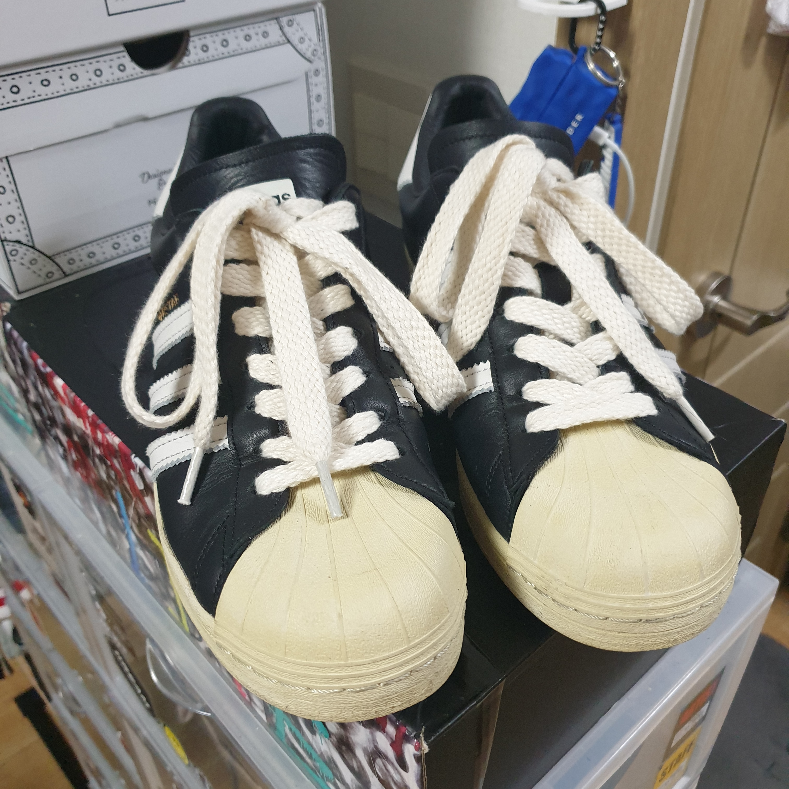 Adidas Superstar Premium Black White, Adidas Superstar Premium White Black 착용 스타일 - 1